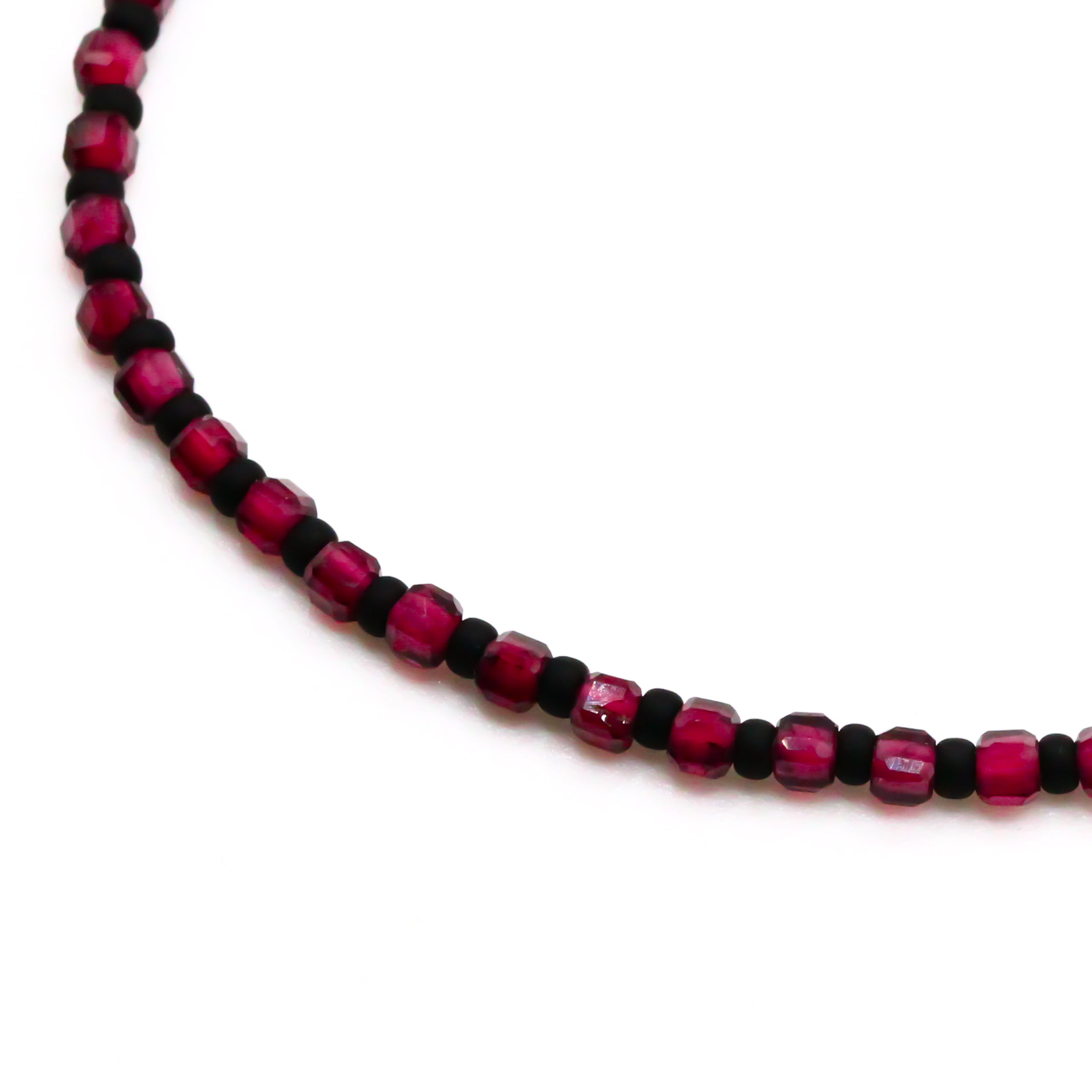 Handgemachtes Perlenarmband für Damen mit pinken und schwarzen kleinen Perlen. - Almandin Armband - Lila, Pink