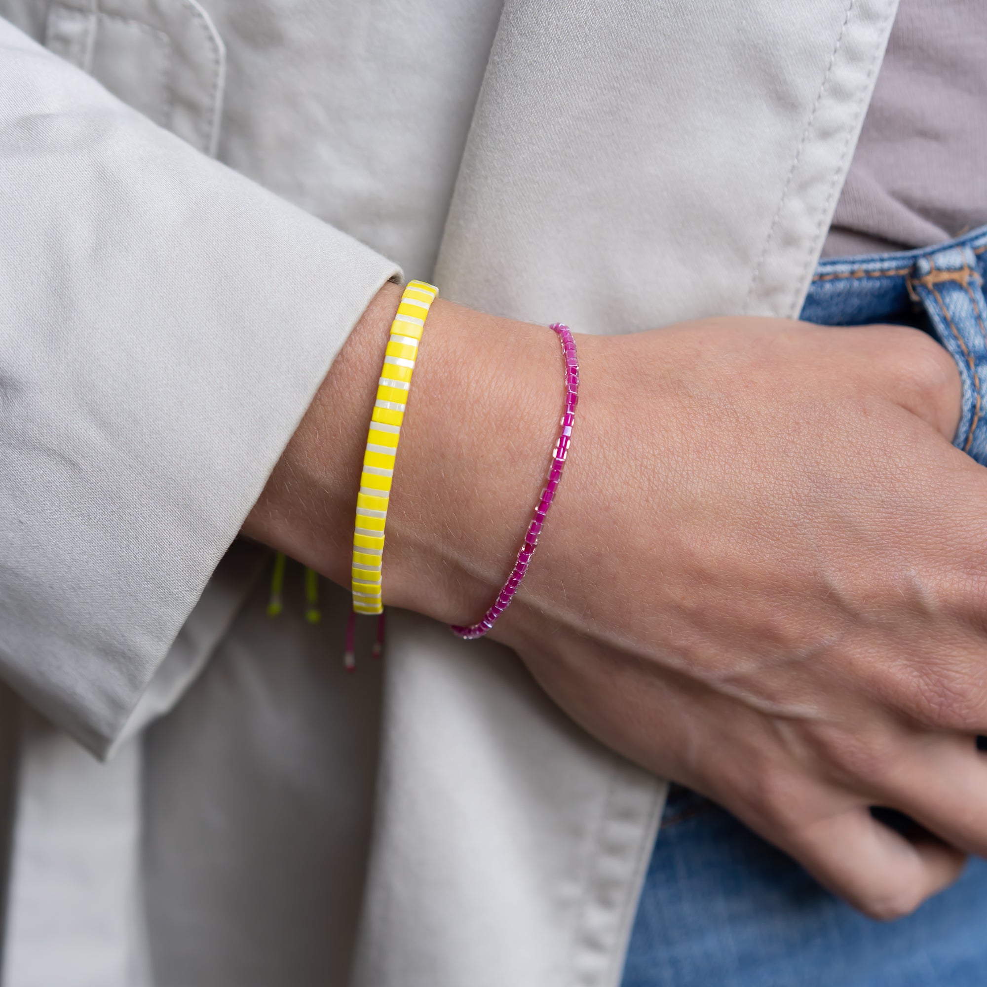 Handgemachtes pinkes Perlenarmband für Damen am Handgelenk neben neon-gelbem Armband, helles Outfit. - Neon Armband L.A. Rush - Lila, Pink