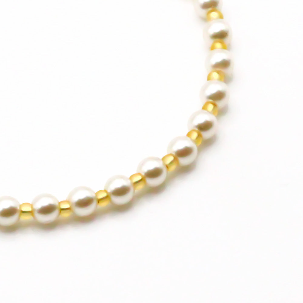 Handgemachtes Perlenarmband für Damen mit weißen Perlen und goldgelben Gliedern aus recyceltem 14K Gold. - Perlenarmband Rebell in luminous pink, orange, blau, rosa oder goldgelb - Apricot/Orange, Blau, Gelb, Pink