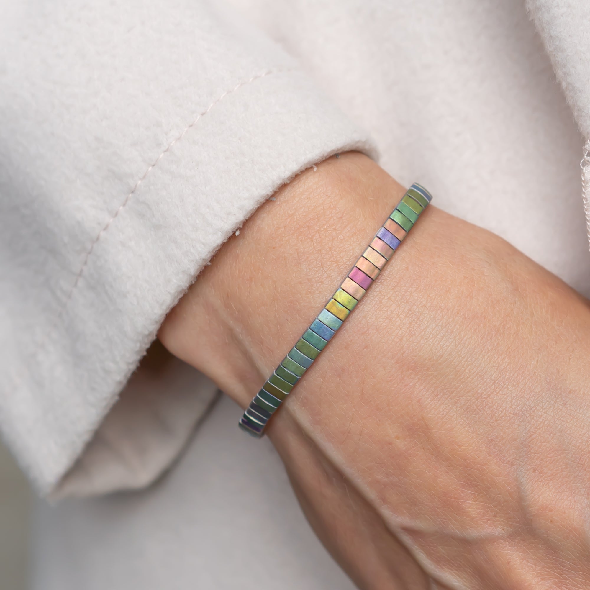 Breites Perlenarmband in matten Regenbogen Farben