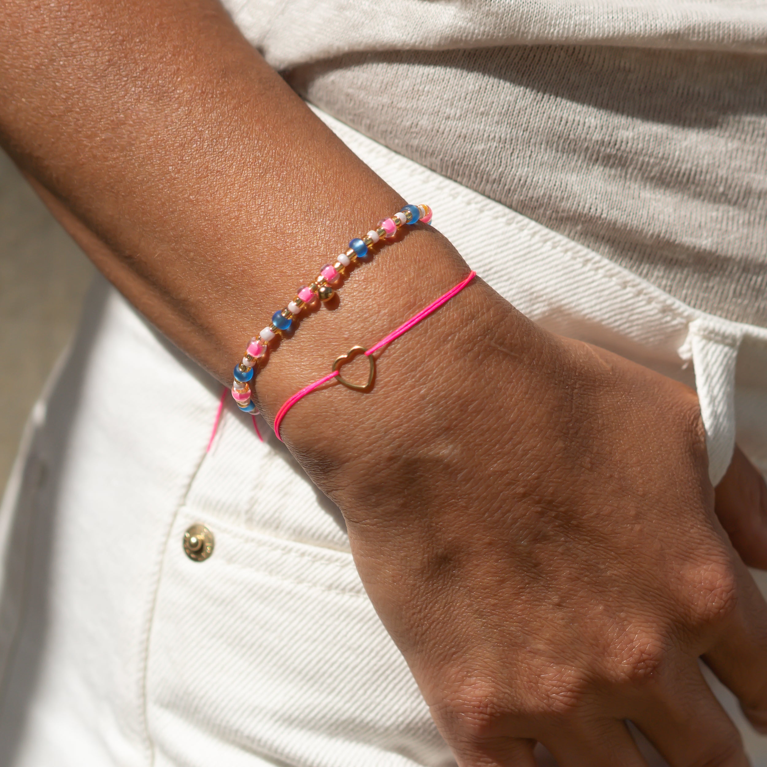 Damen armbänder in pink und blau