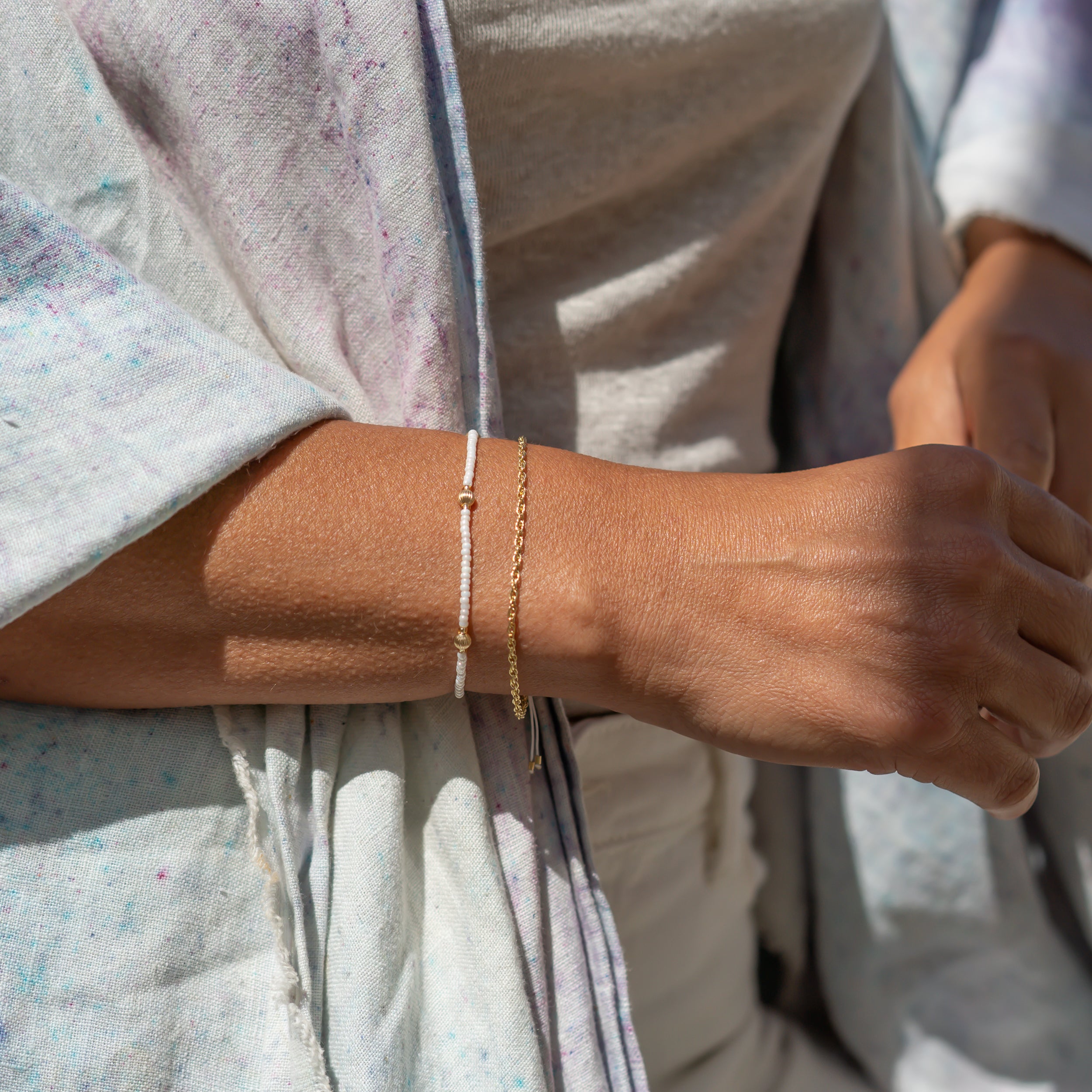 armbandset für damen bestehend aus goldarmband und perlenarmband