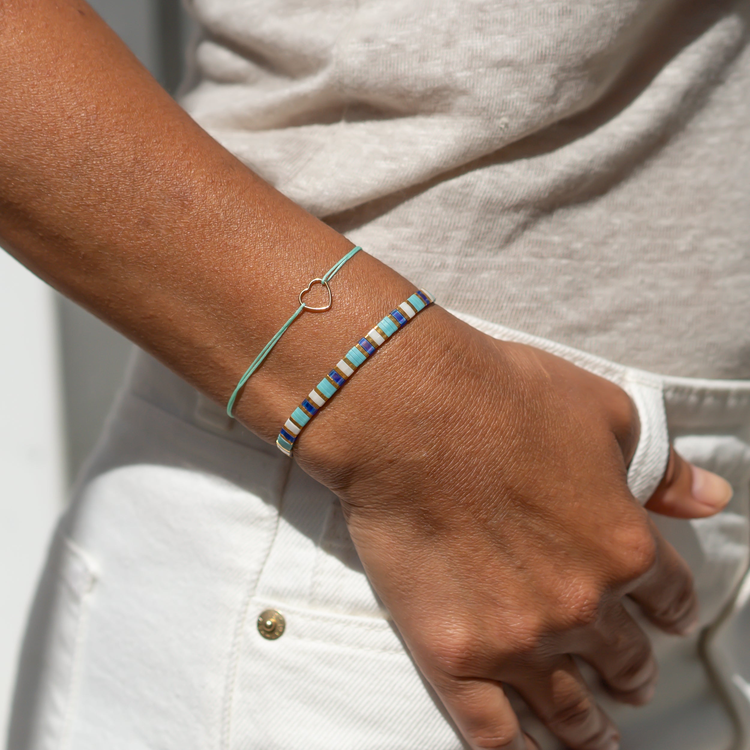 armband set für damen aus perlenarmband mit blauen und türkisen perlen