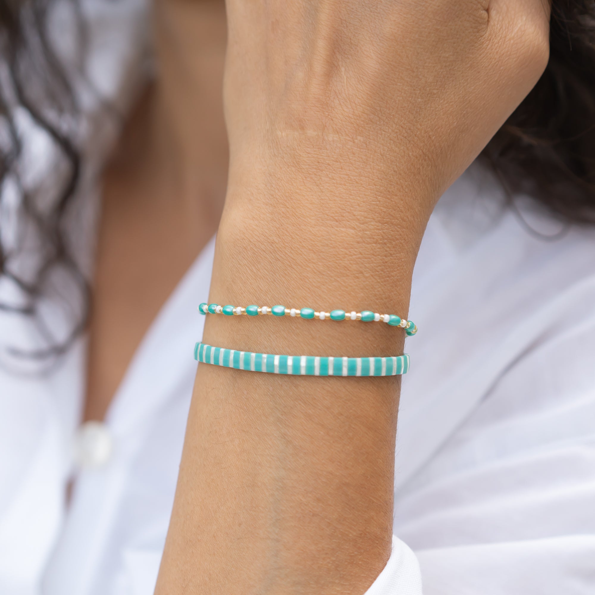 Türkises armbänder set für den sommer