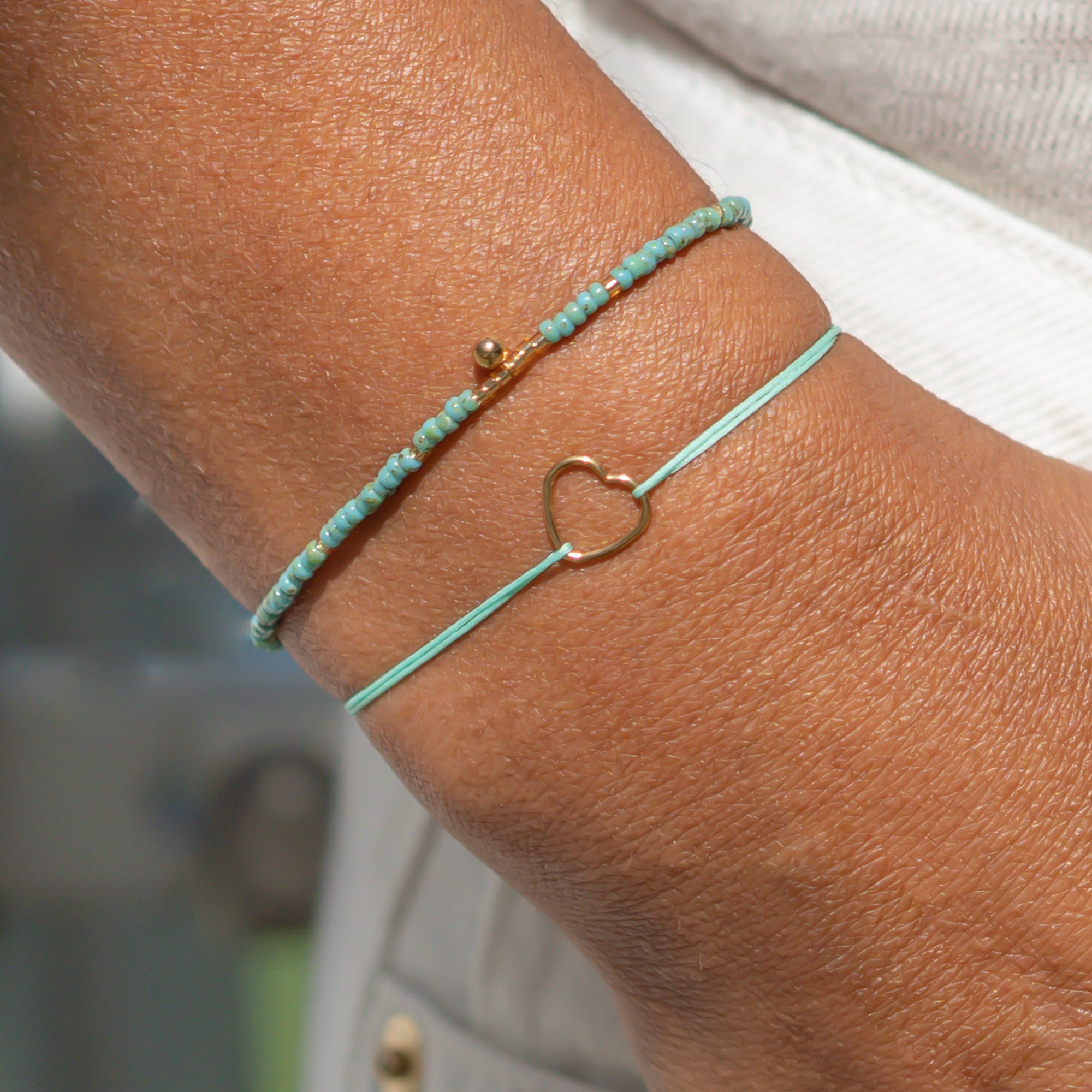Sommer Armband Set für Damen bestehend aus einem Perlenarmband in türkis und einem Stoffarmband mit gold herz