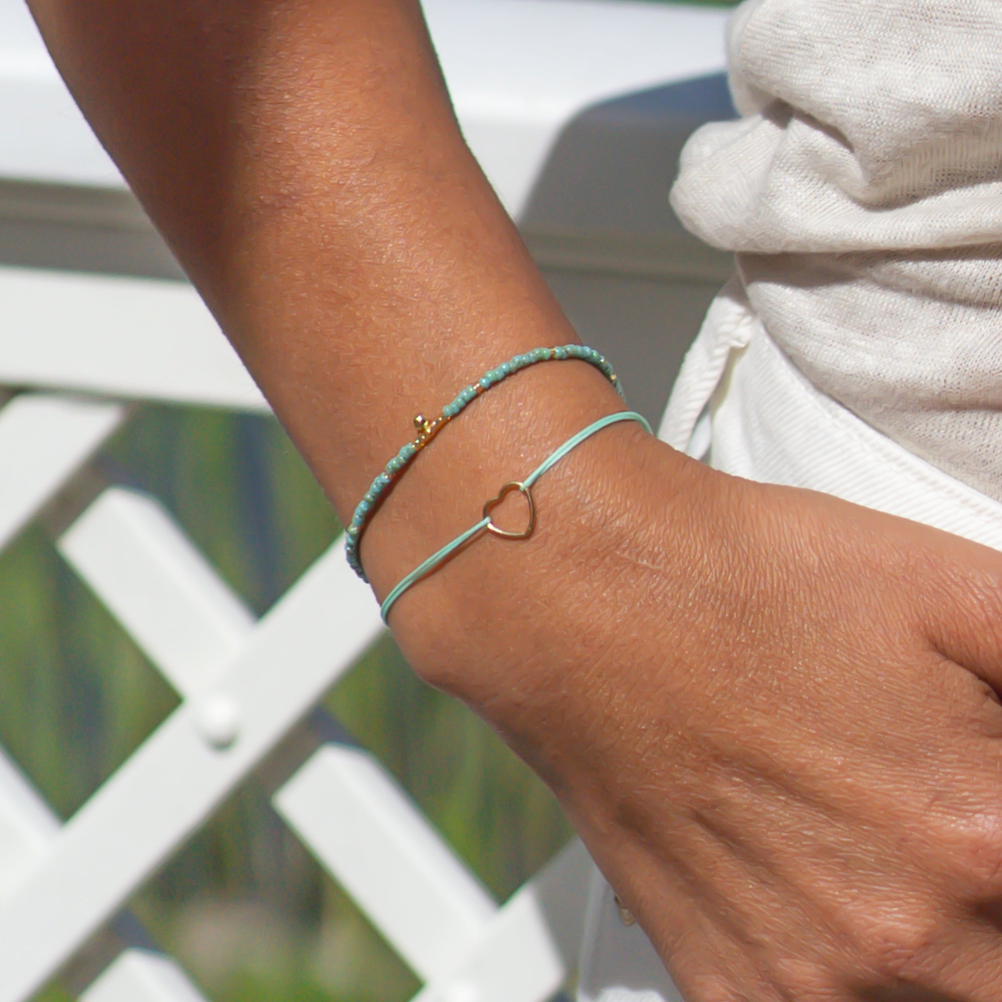 Armbänder Set für Damen mit Perlenarmband türkis und Stoffarmband mit Herz in türkis