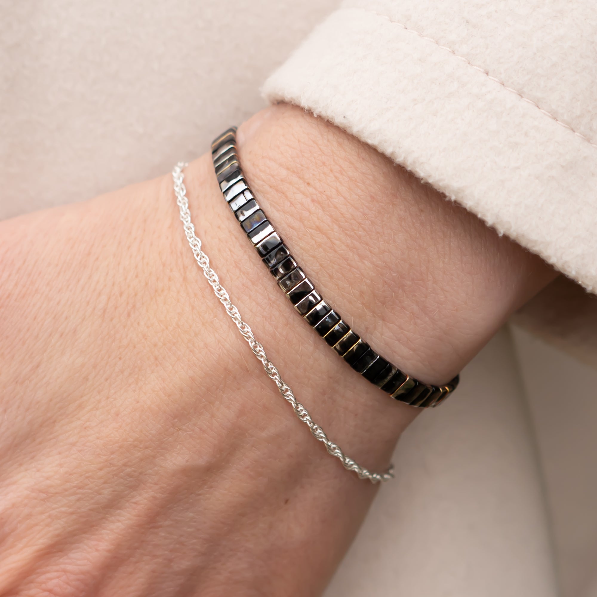 damen armband set mit breitem perlenarmband in grau silber und einem silberarmband