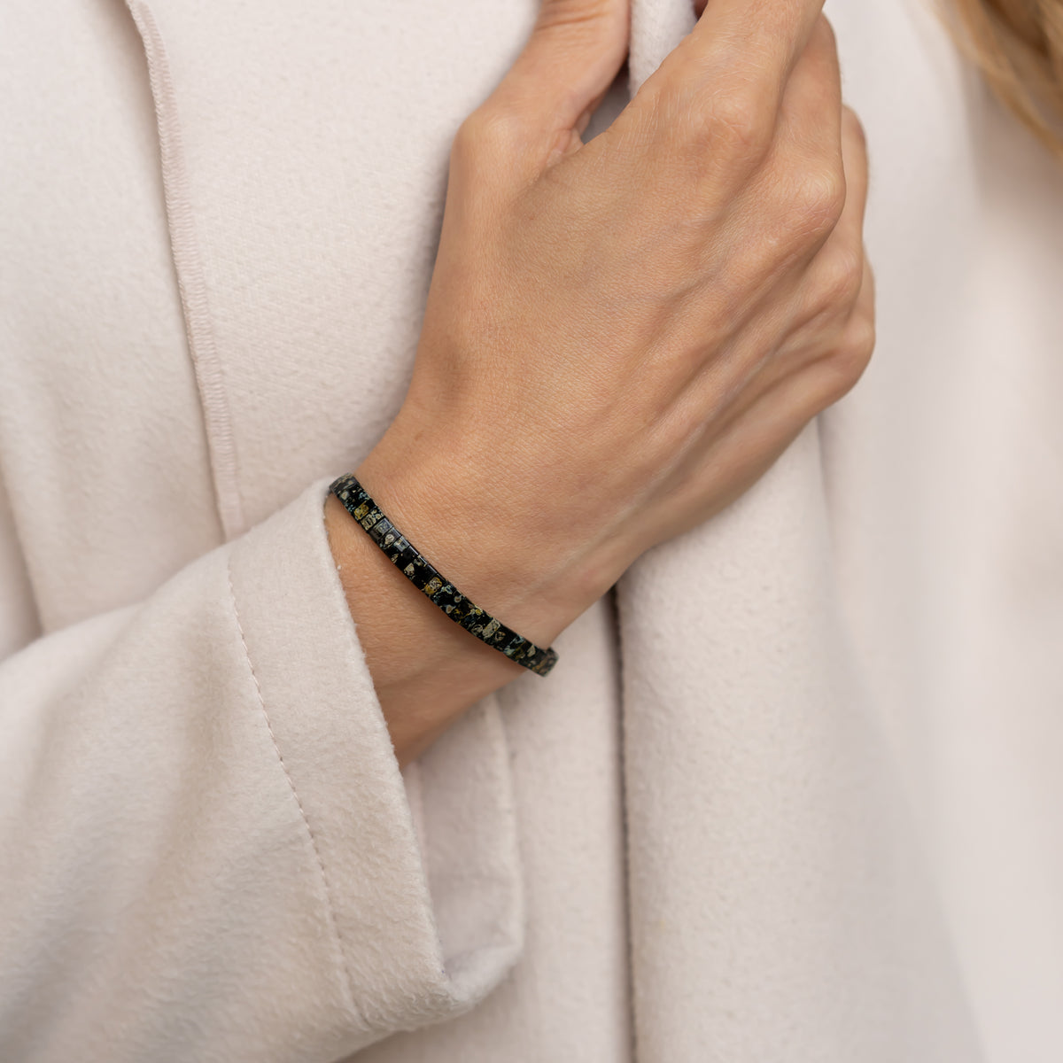 schwarzes Perlenarmband aus breiten Tila Perlen für damen und herren