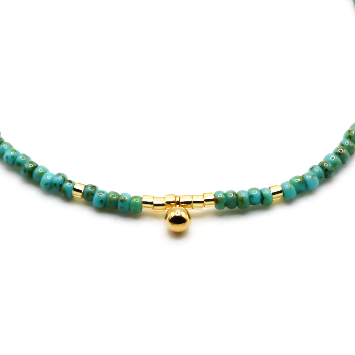 Damen Perlenarmband türkis mit Goldkugel Anhänger