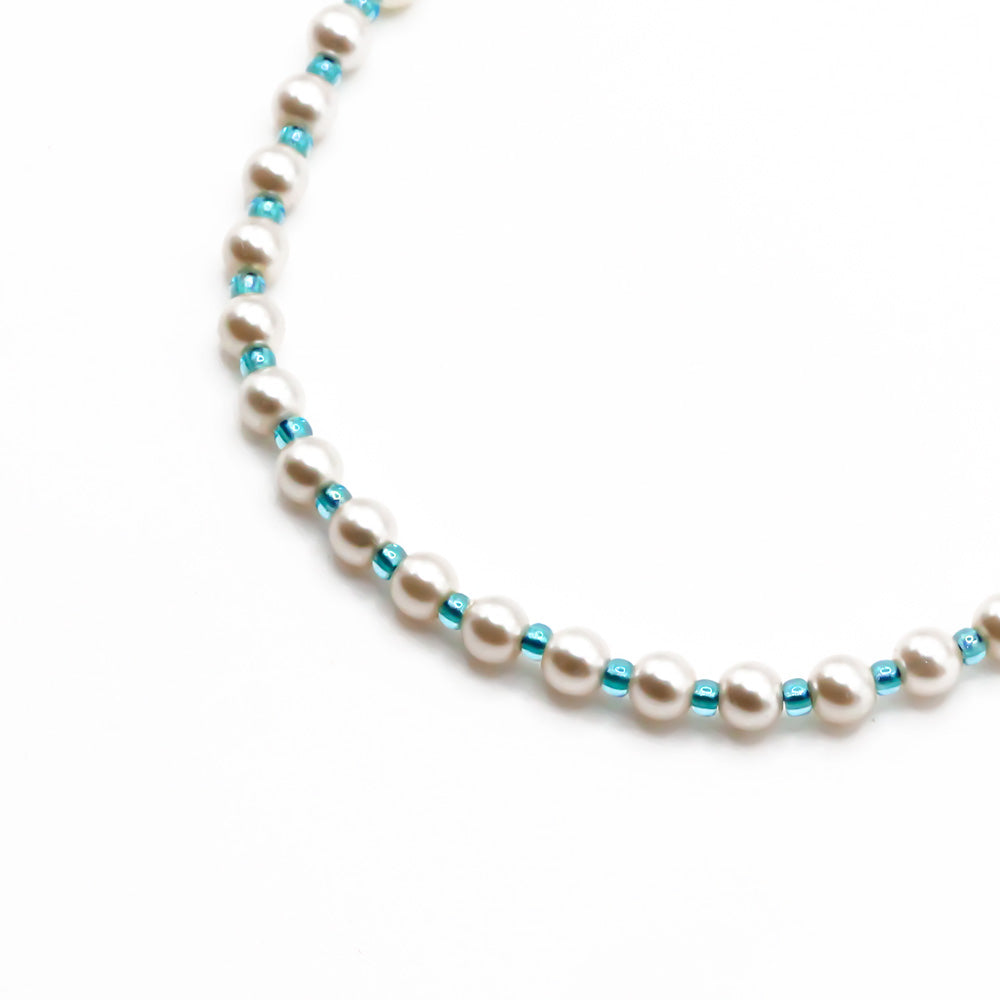 Handgemachtes Perlenarmband für Damen mit weißen Perlen und blauen Akzenten, zarter Silberkette. - Perlenarmband Rebell in luminous pink, orange, blau, rosa oder goldgelb - Apricot/Orange, Blau, Gelb, Pink