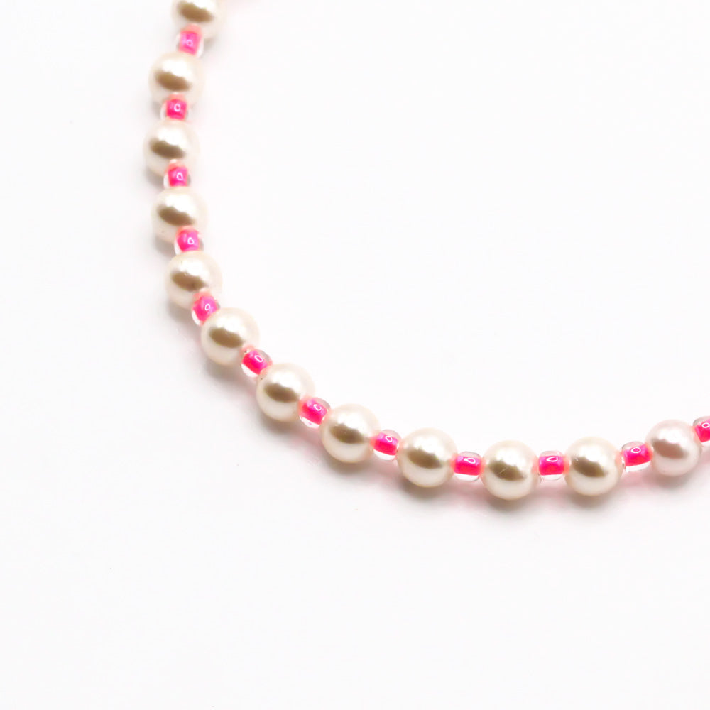 Handgemachtes Perlenarmband für Damen mit weißen Perlen und pinkem Faden, elegant und zart. - Perlenarmband Rebell in luminous pink, orange, blau, rosa oder goldgelb - Apricot/Orange, Blau, Gelb, Pink