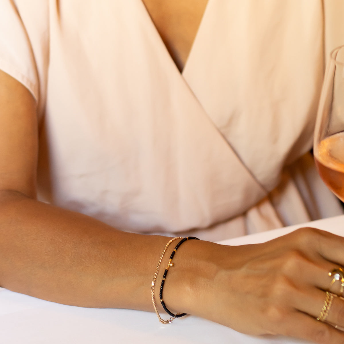 zartes schwarzes damen armband mit goldperlen und goldkugel anhänger