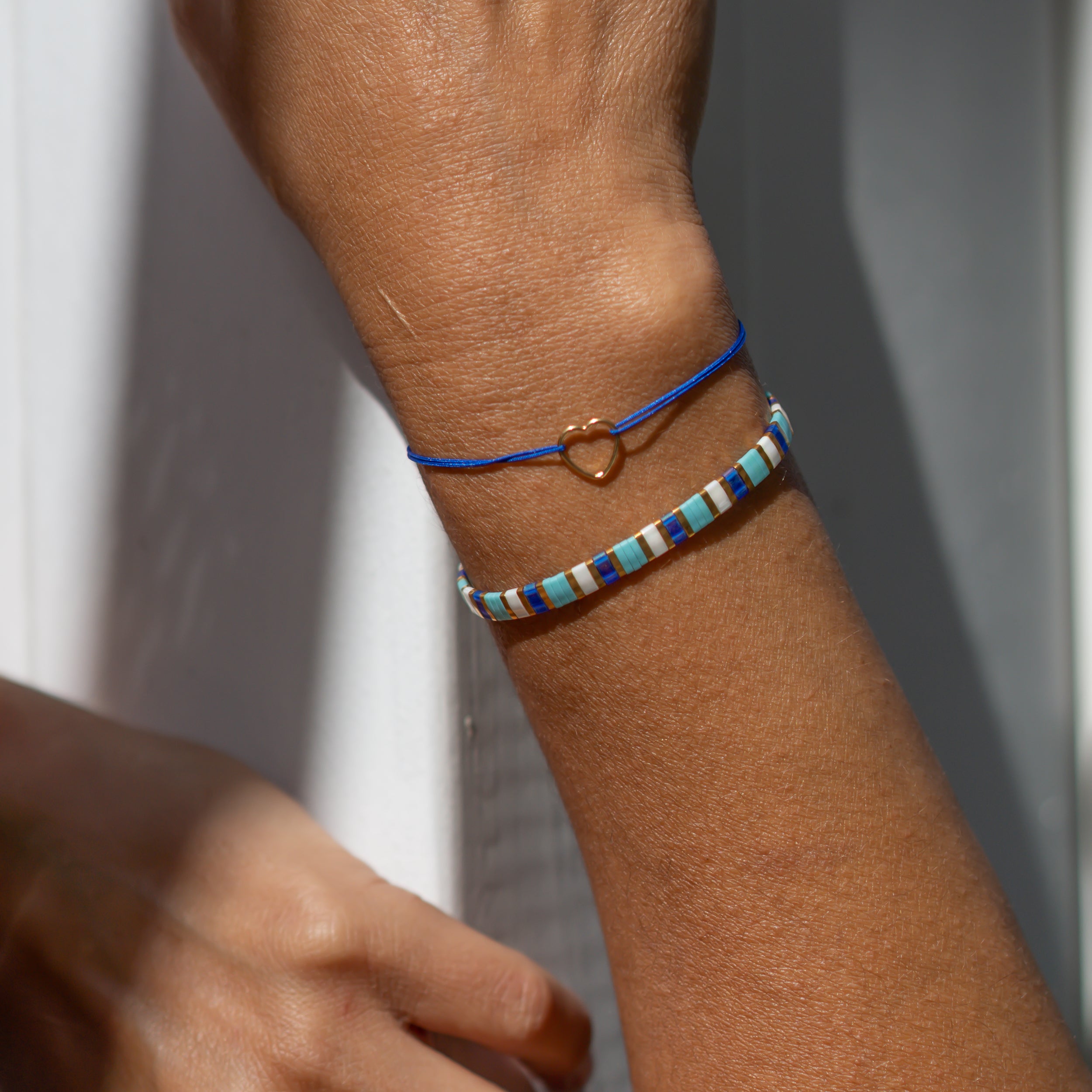damen armbänder in blau und türkis mit herz anhänger