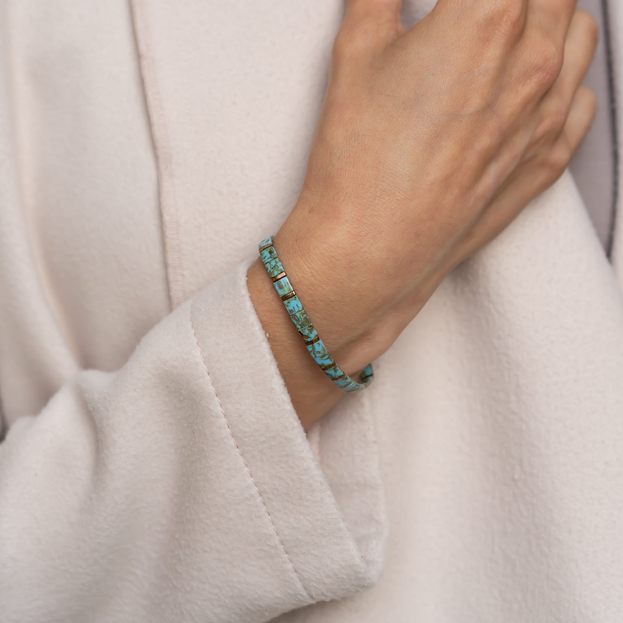 Breites Armband aus türkisen Perlen