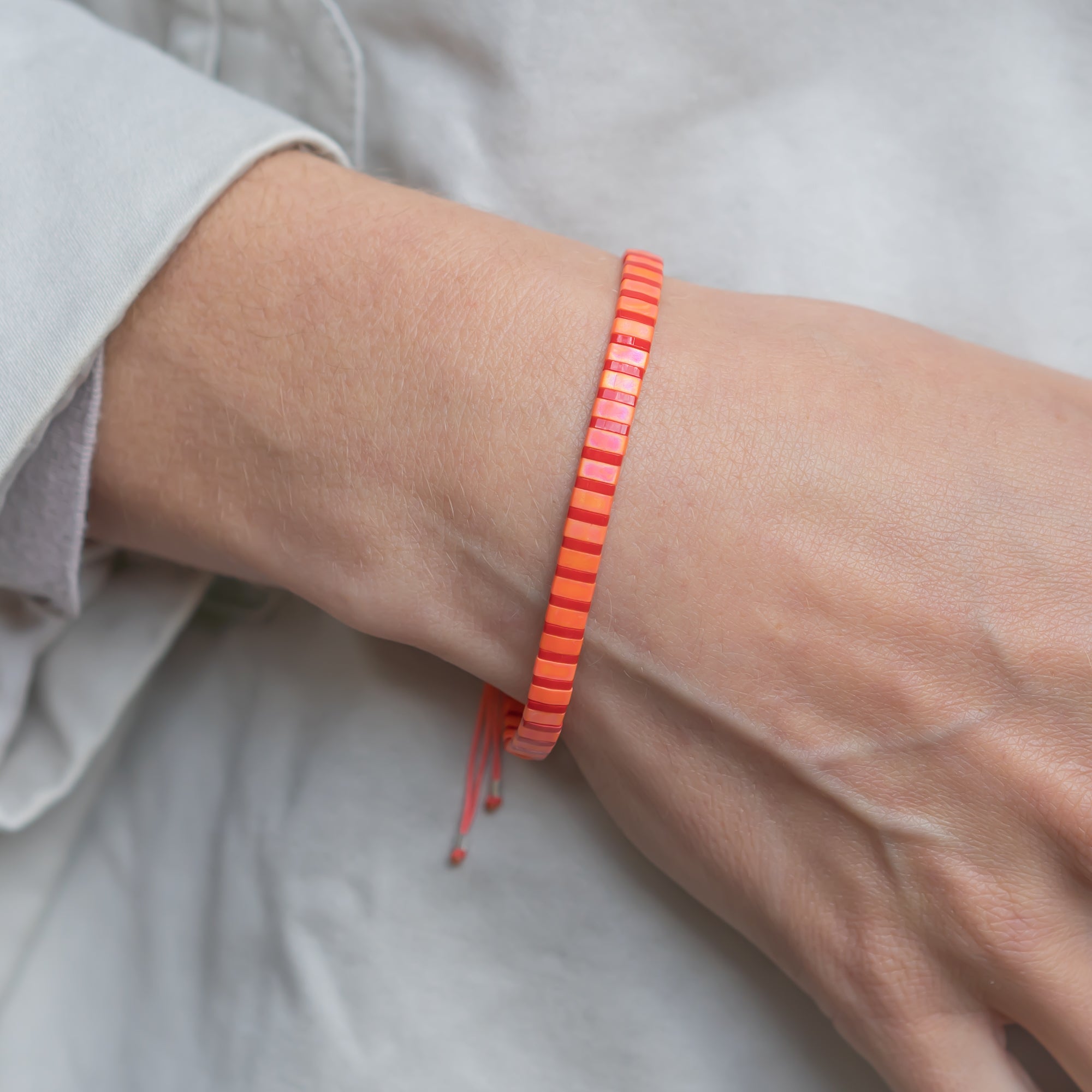 breites armband für damen in rot orange