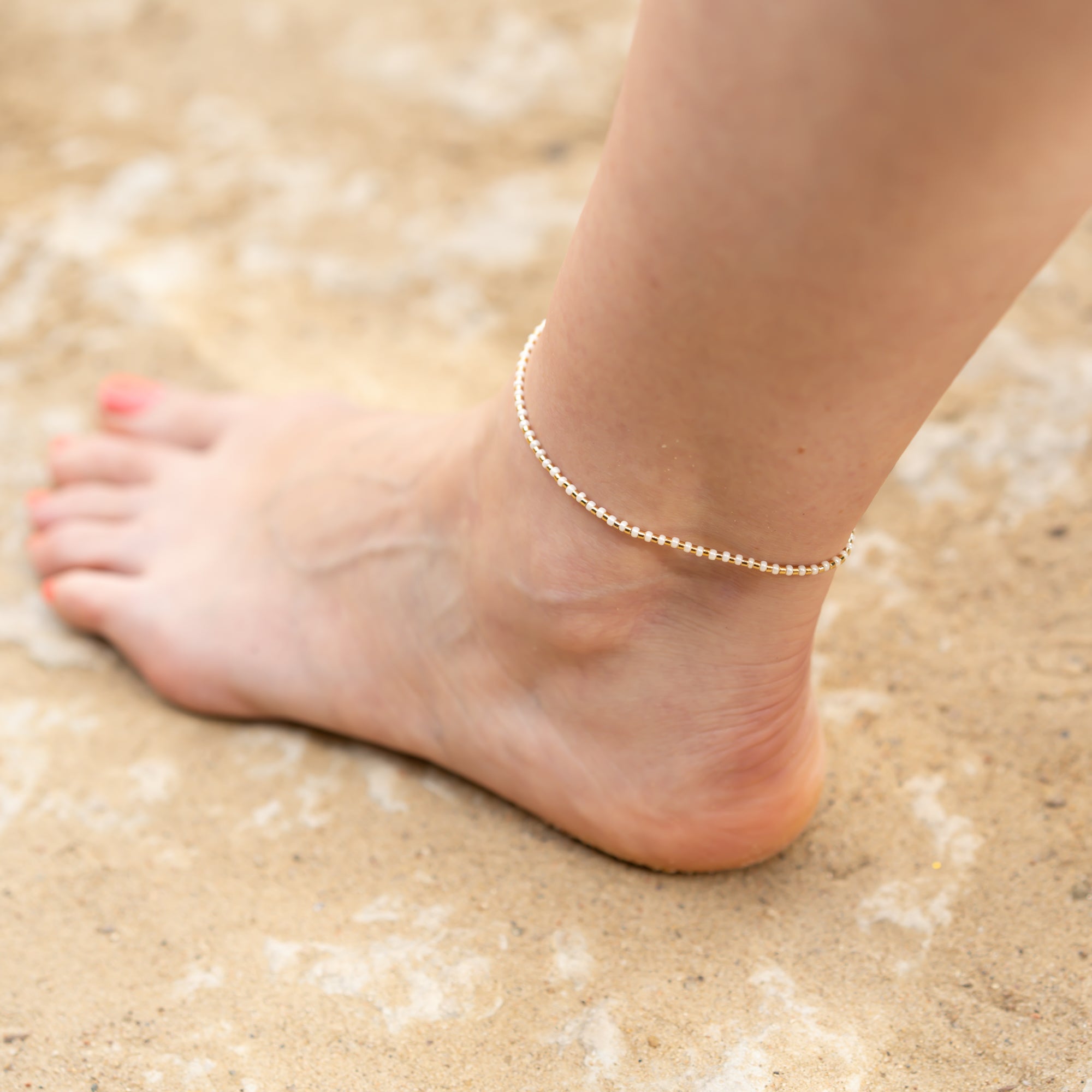 zartes perlen fußkettchen für damen in gold cremeweiss