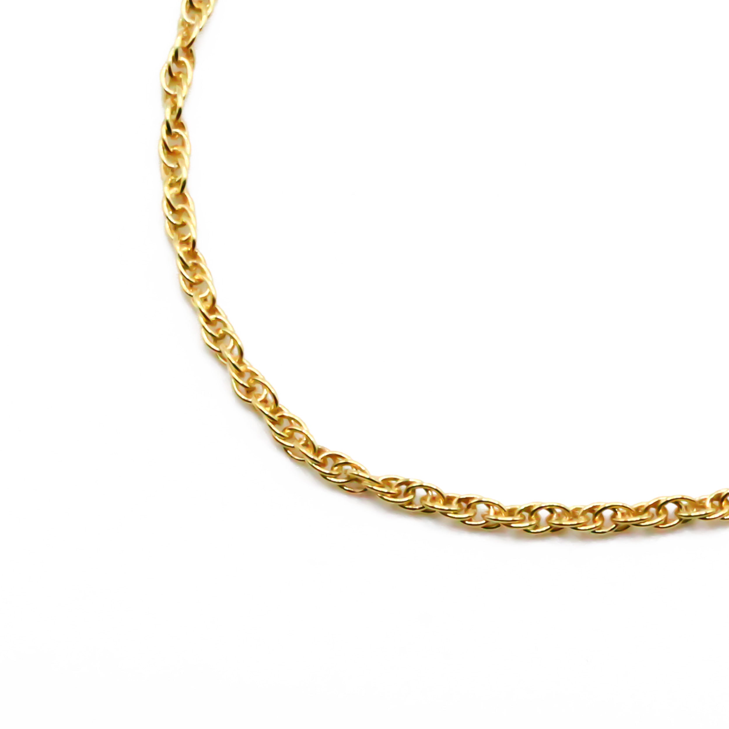 feines goldarmband mit ineinander verschlungenen kettengliedern