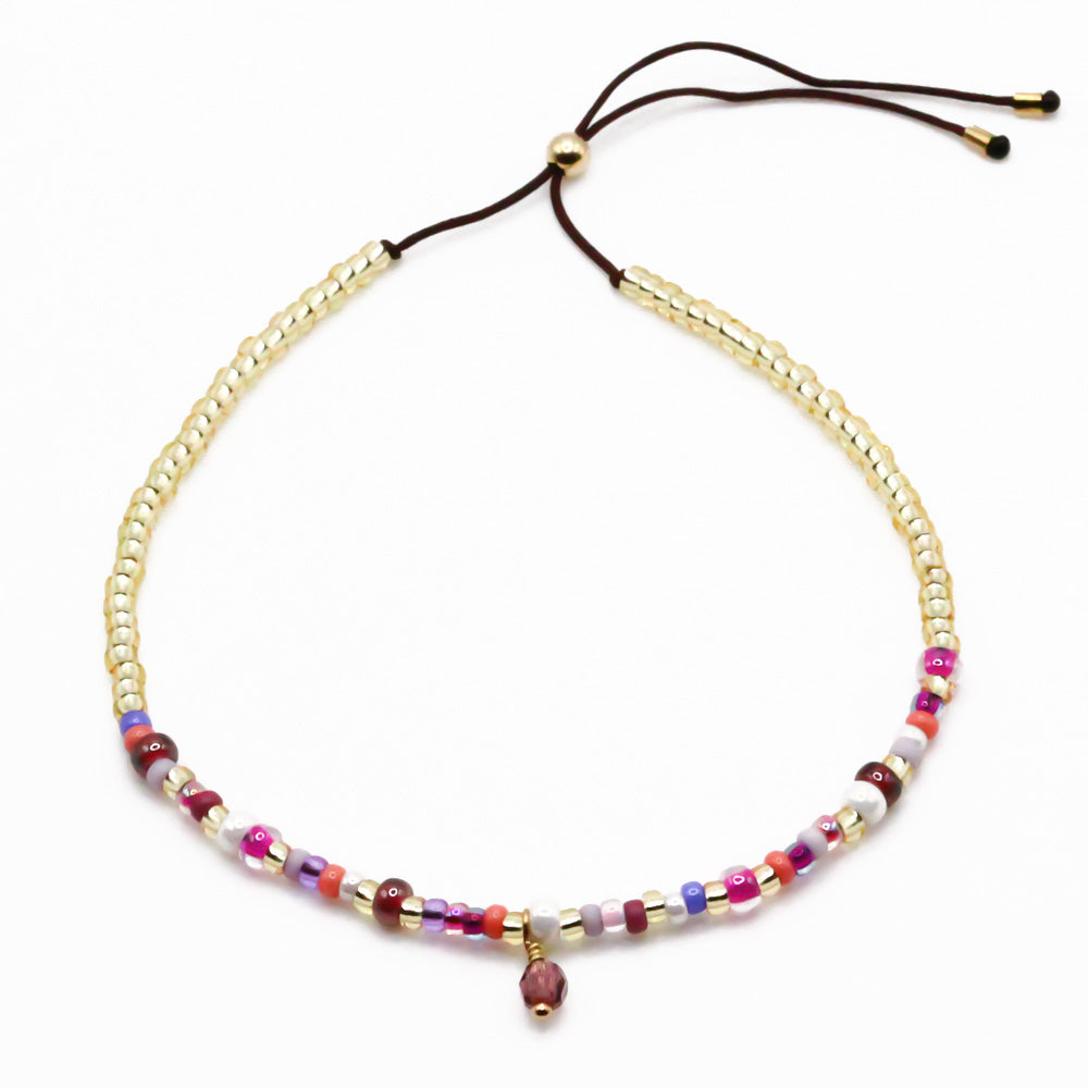 Handgemachtes Perlenarmband für Damen mit pinken, lila und goldenen Perlen, verstellbar mit schwarzer Schnur. - Boho Perlenarmbänder Set Pink Wildflower - Lila, Pink