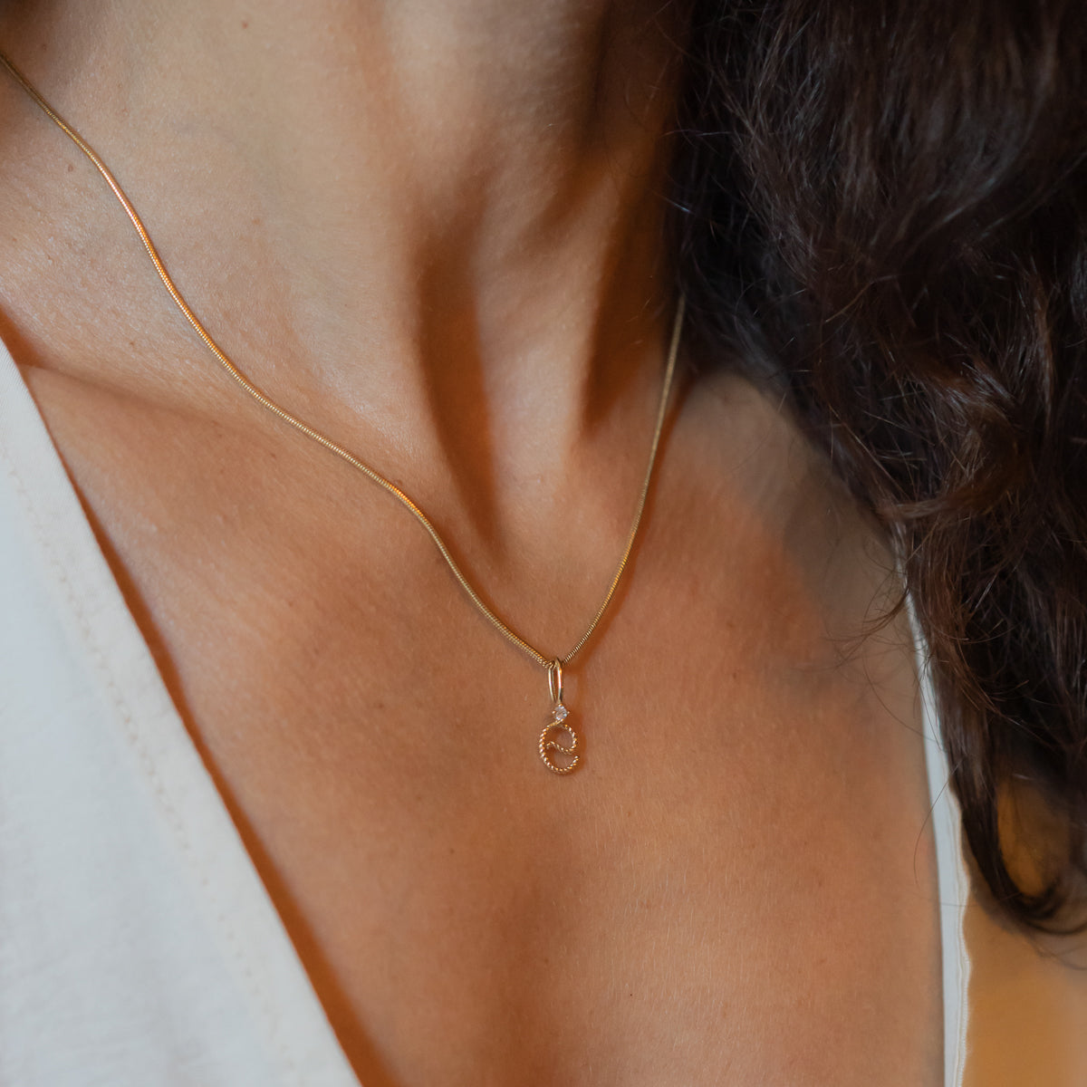 Gold halskette mit buchstaben anhänger