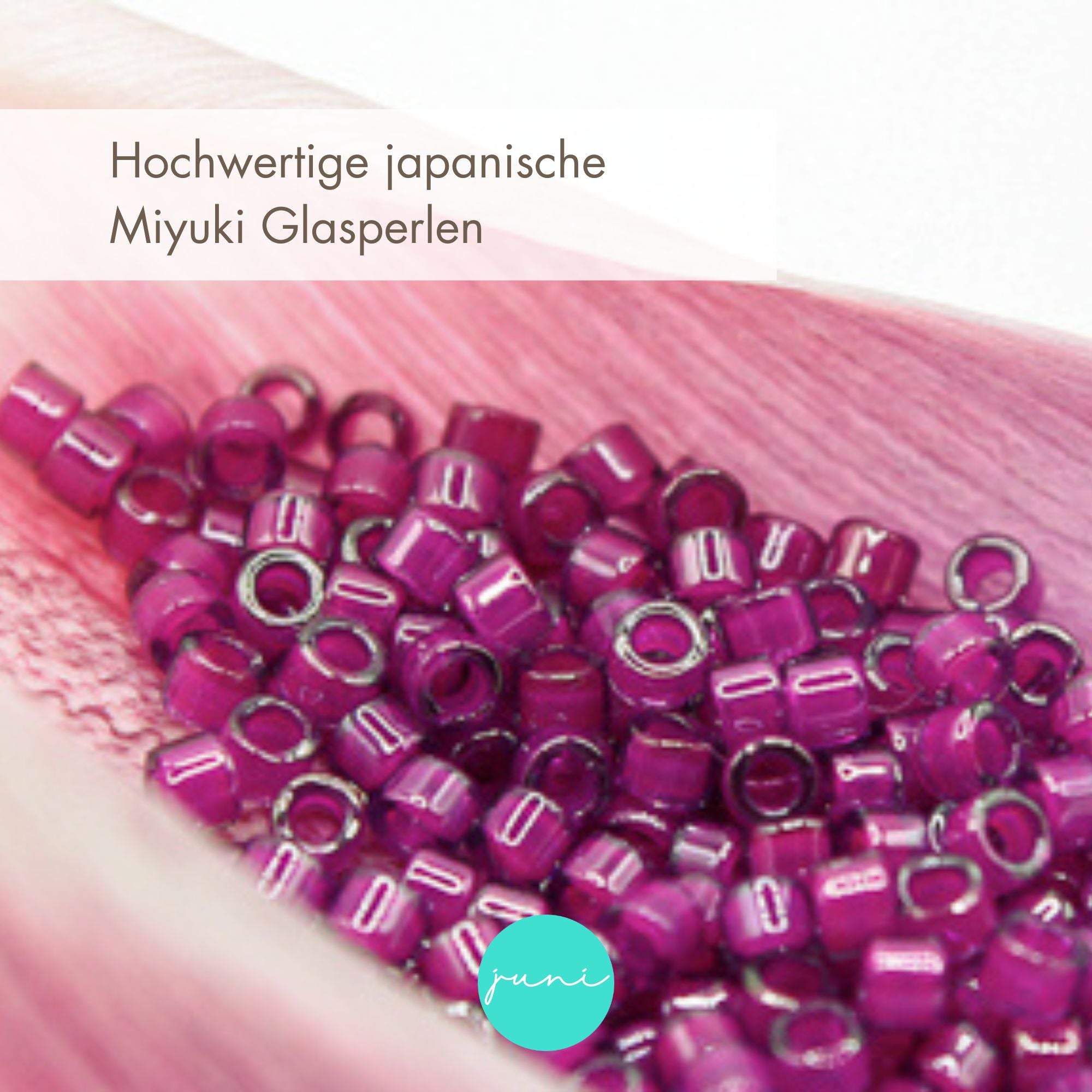 Handgemachtes Perlenarmband für Damen mit pinken Miyuki Glasperlen in leuchtendem Pink und Cremeweiß auf rosa Hintergrund. - Perlenarmband Lola mit pinken Kristallen - Pink, Weiss/Creme