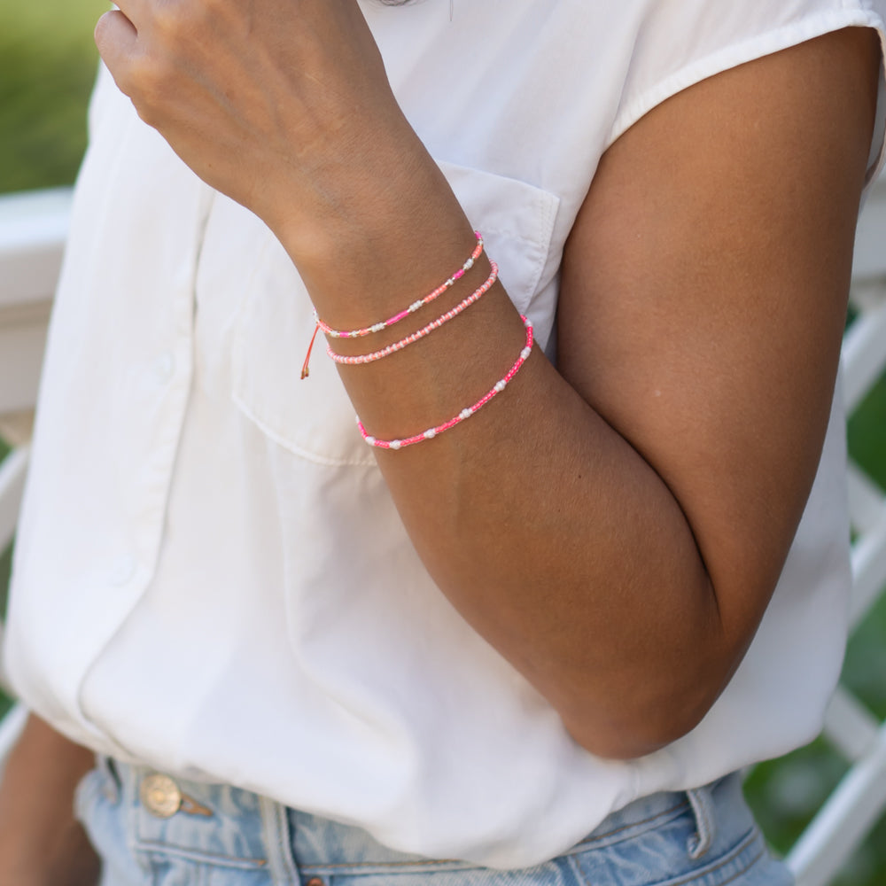 Handgemachtes pinkes Perlenarmbandset für Damen, zwei zarte Armbänder am Handgelenk, feine Perlen und Fadenoptik,. - Armbandset Karibik - Pink