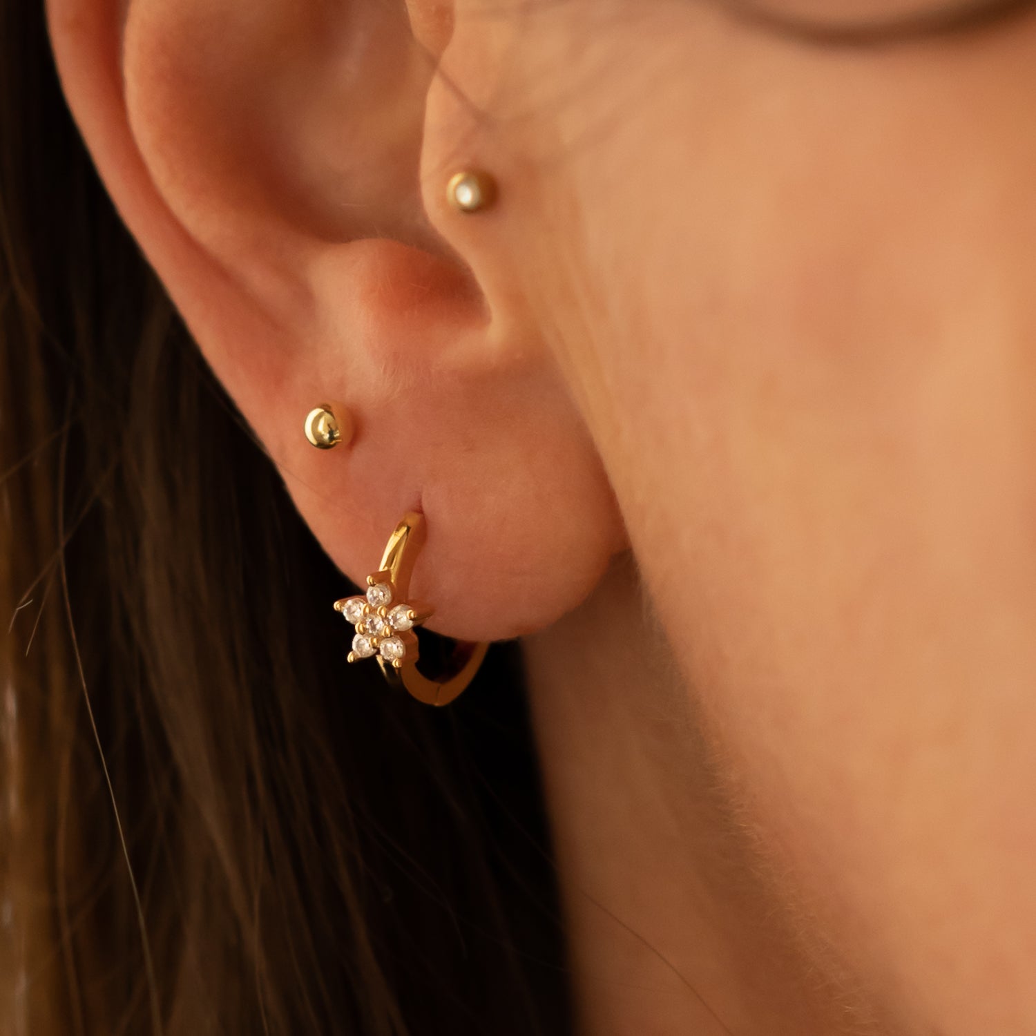 Gold Creolen mit Zirkonia Steinchen in Blütenform