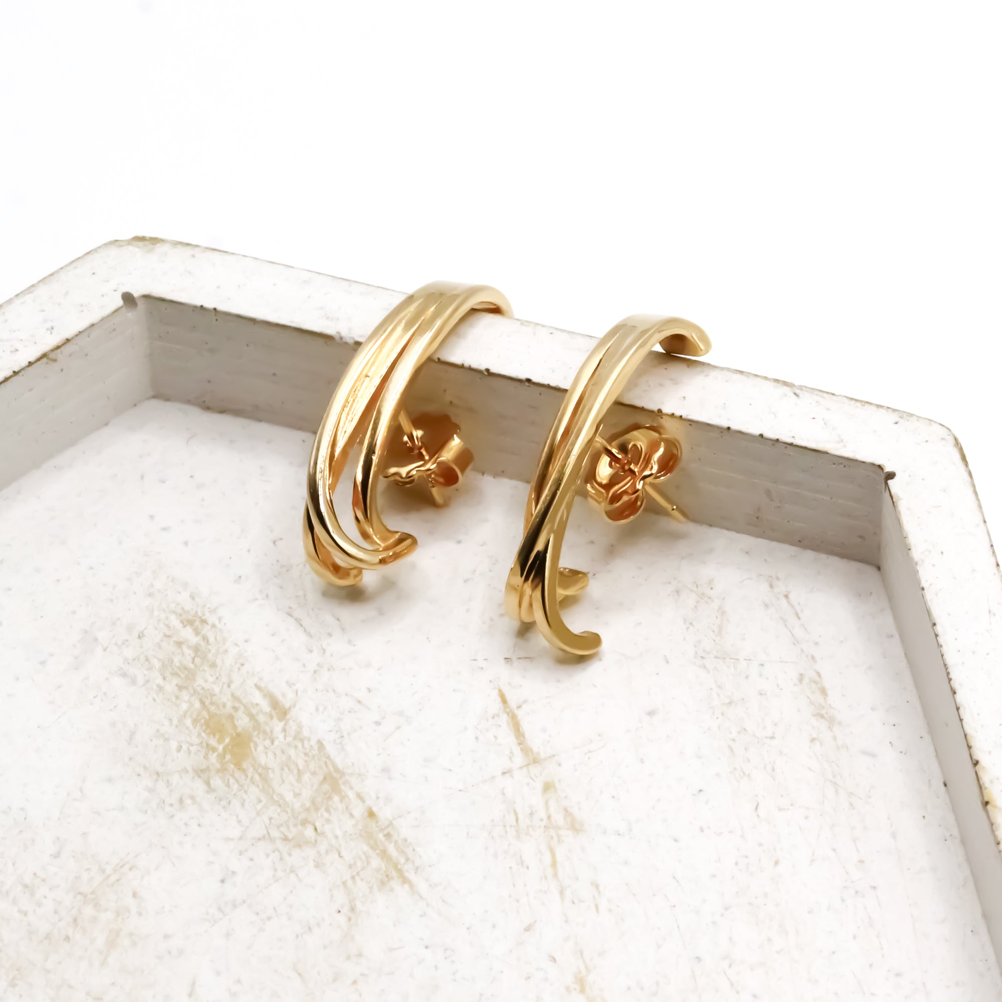 ohrstecker über das ohrläppchen aus recyceltem gold