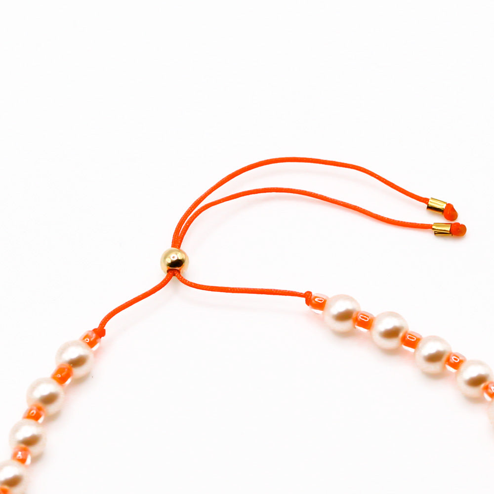 Handgemachtes Perlenarmband für Damen mit pinkem, verstellbarem Band und weißen Perlen, goldfarbene Akzente. - Perlenarmband Rebell in luminous pink, orange, blau, rosa oder goldgelb - Apricot/Orange, Blau, Gelb, Pink