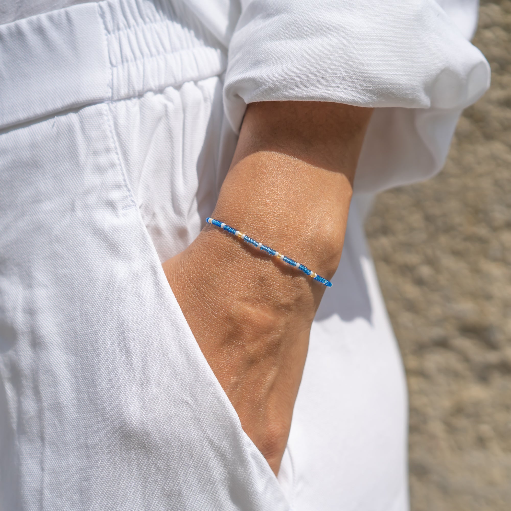 feines sommer perlenarmband in blau