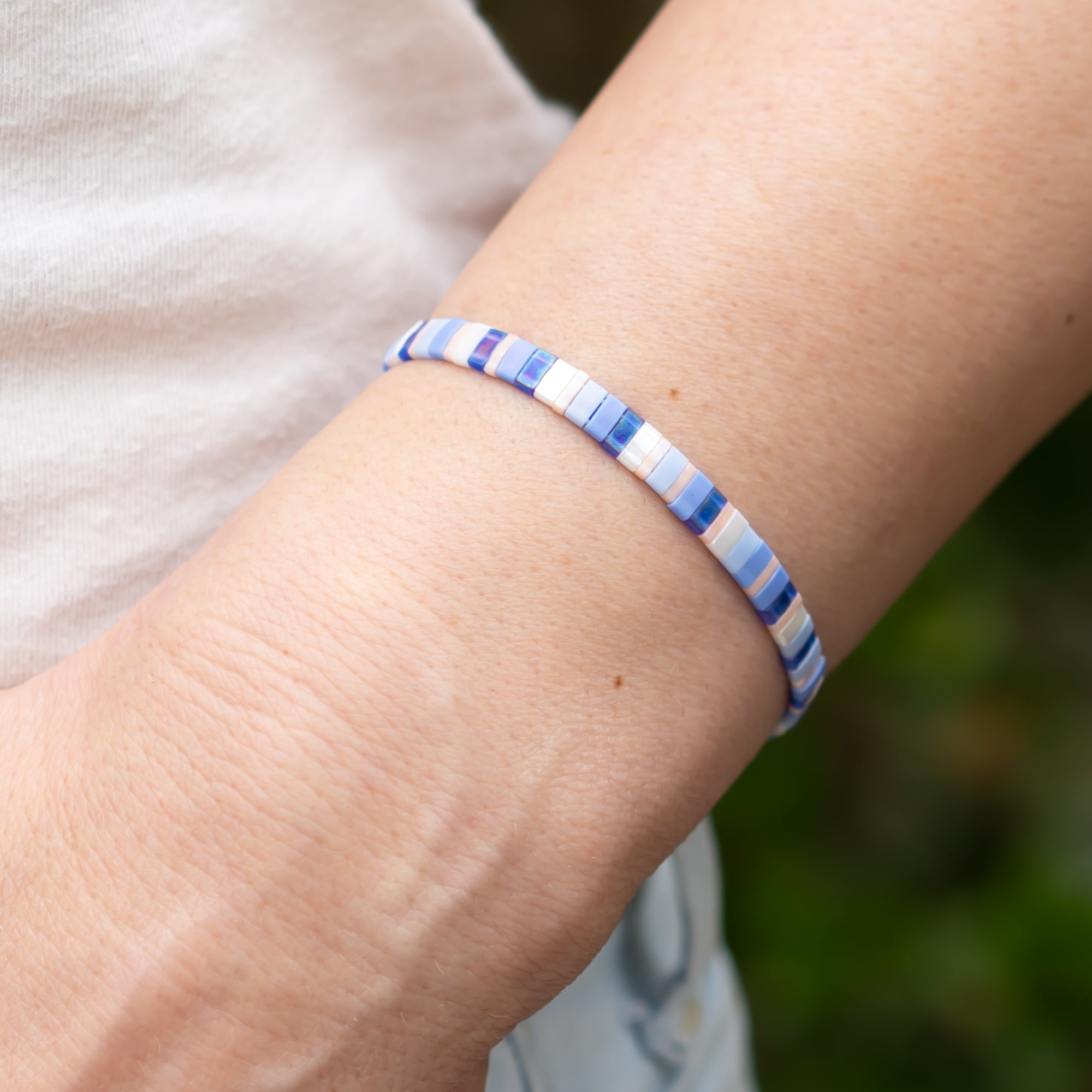 blaues armband aus breiten perlen