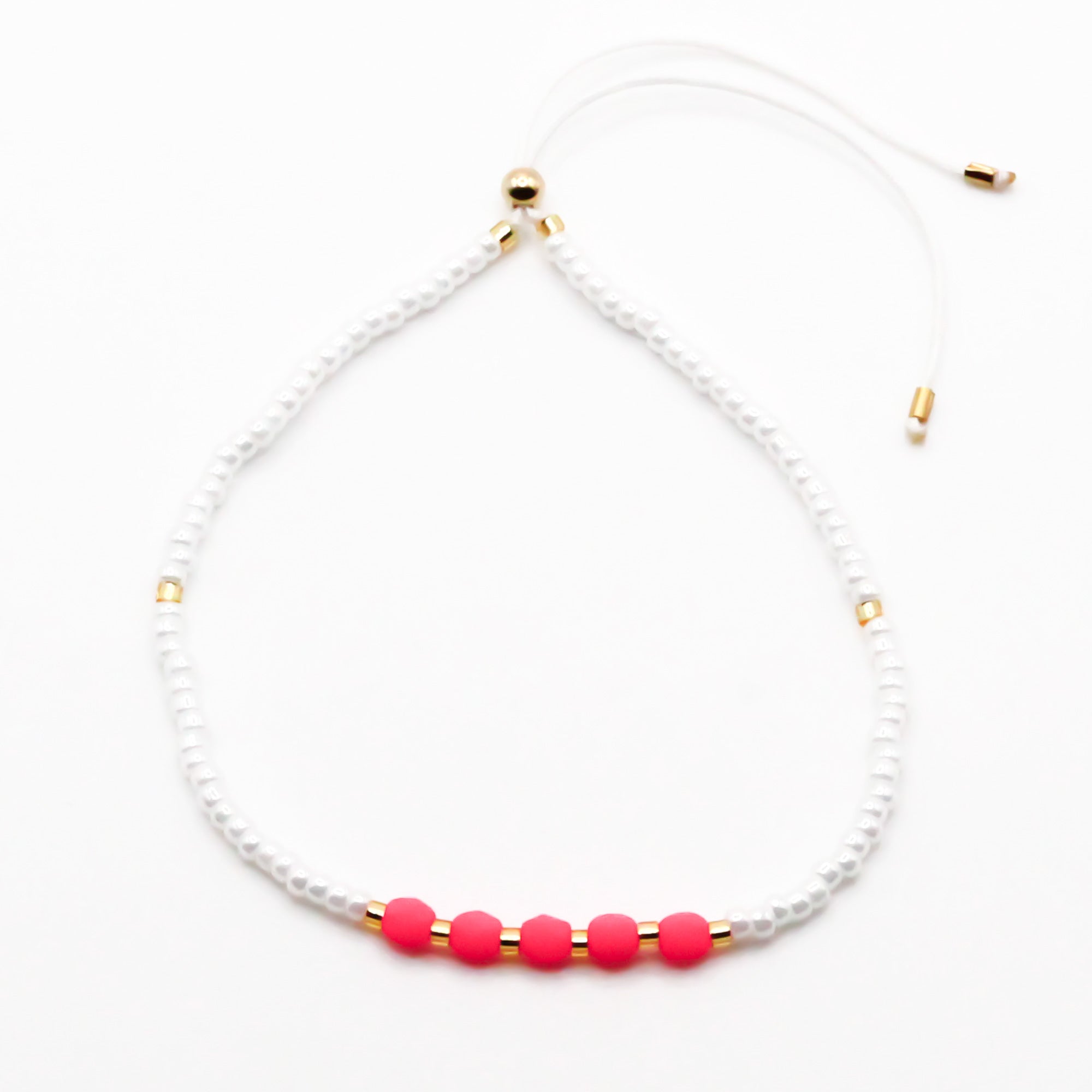 Handgemachtes Damen-Perlenarmband mit weißen Perlen und pinken Kristallen, goldene Akzente, verstellbar. - Perlenarmband Lola mit pinken Kristallen - Pink, Weiss/Creme