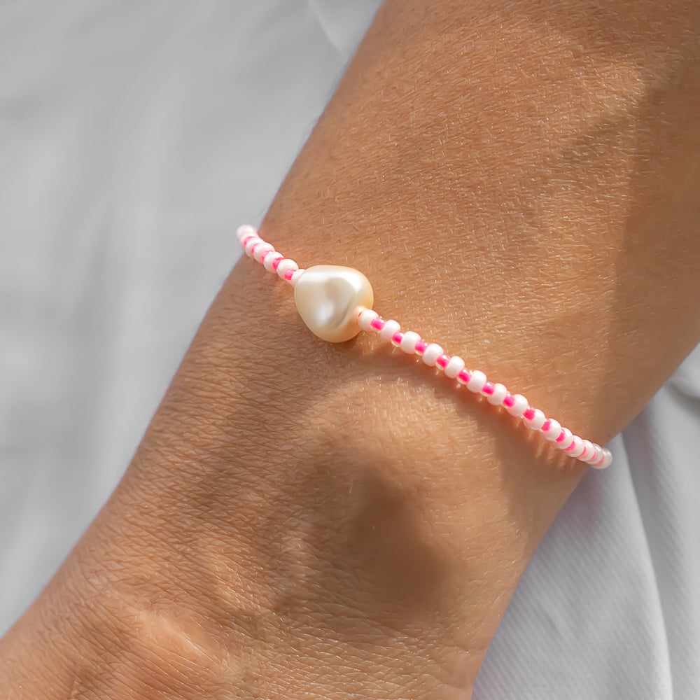 Handgemachtes pinkes Perlenarmband für Damen mit herzförmiger Perle aus recyceltem 14K Gold. - Sommer Perlenarmband Maui Pink - Pink