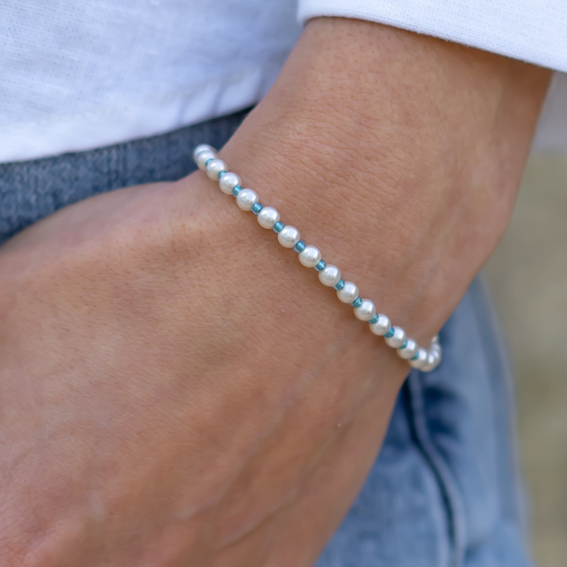 Handgemachtes Perlenarmband für Damen mit abwechselnden pinken und blauen Perlen auf Handgelenk, zart und elegant. - Perlenarmband Rebell in luminous pink, orange, blau, rosa oder goldgelb - Apricot/Orange, Blau, Gelb, Pink