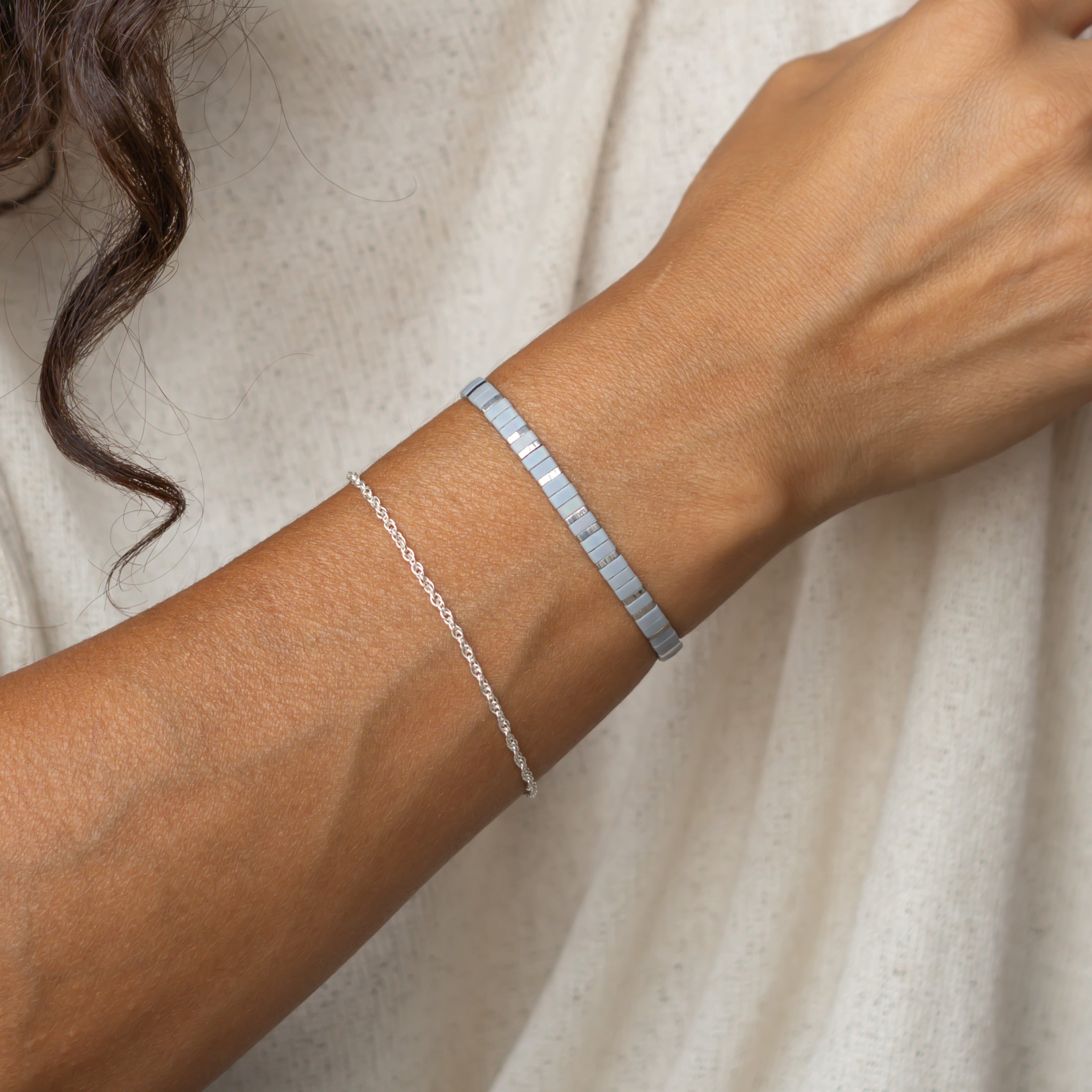 damen armbänder set aus einem grauen tila armband mit silberperlen und einem silberarmband