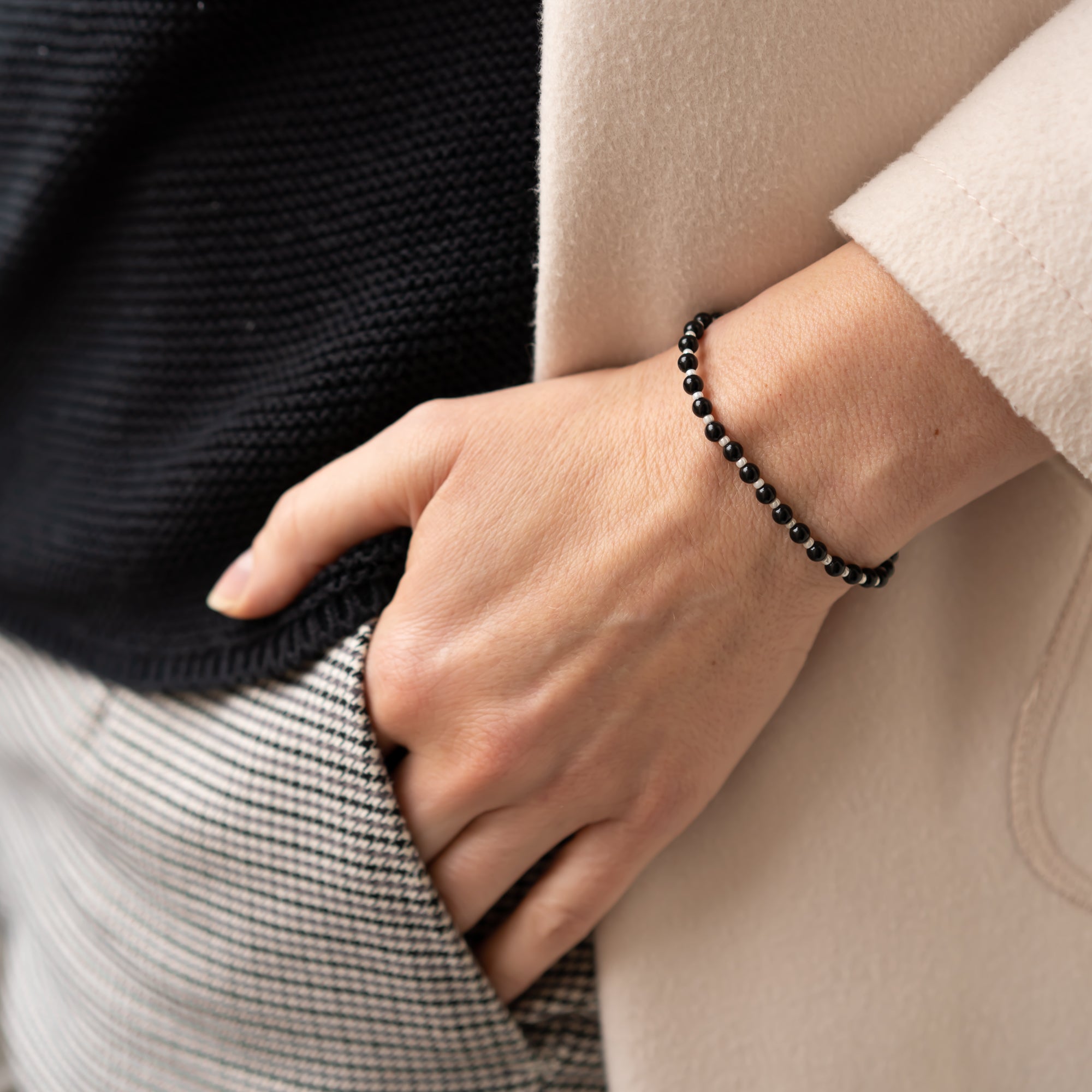 schwarz weisses perlenarmband für damen