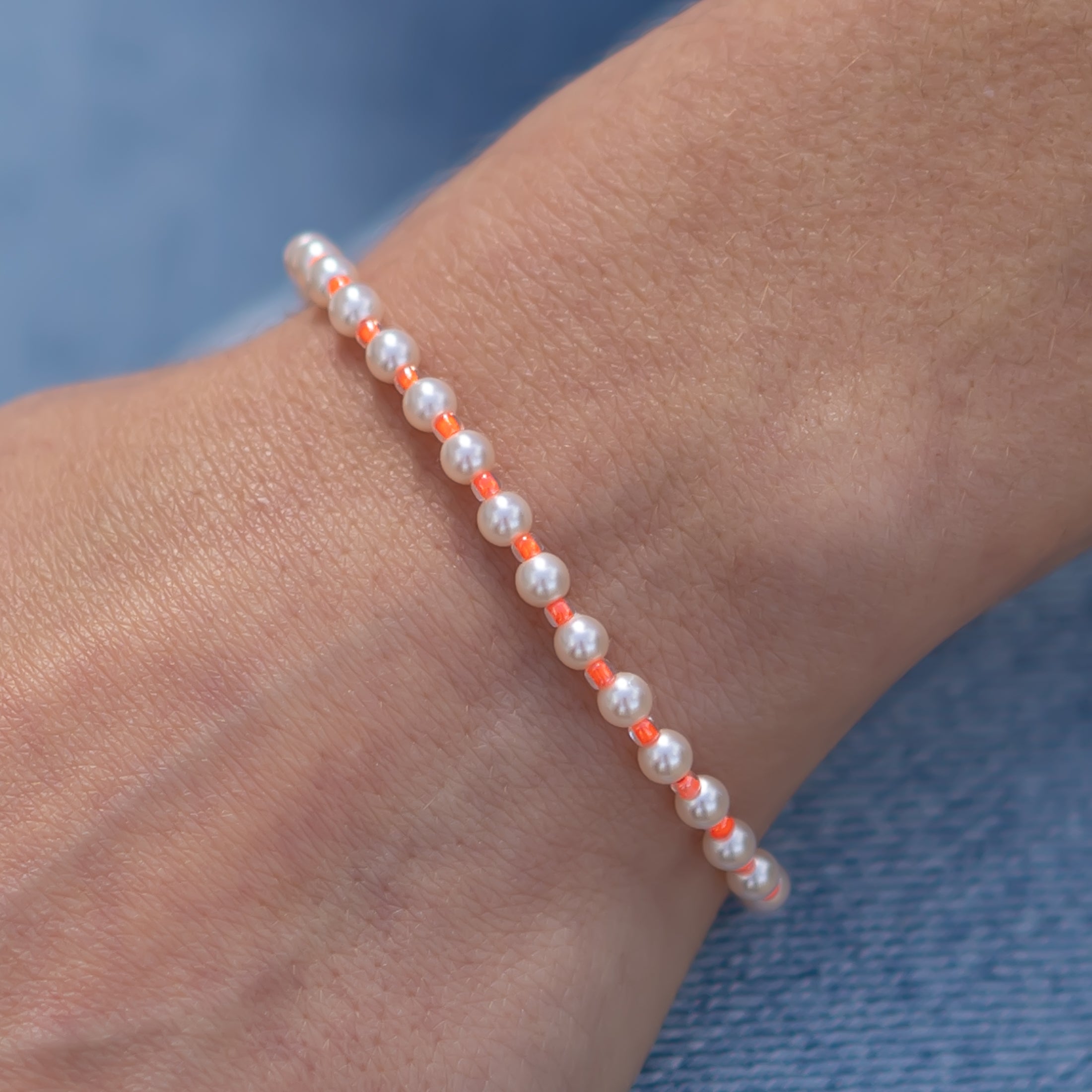 Handgemachtes Perlenarmband für Damen mit pinken Akzenten und silbernen Perlen, zart und elegant. - Perlenarmband Rebell in luminous pink, orange, blau, rosa oder goldgelb - Apricot/Orange, Blau, Gelb, Pink