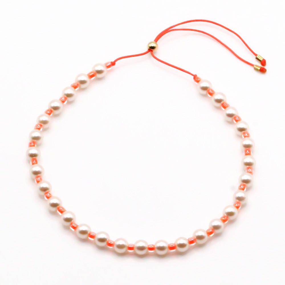 Handgemachtes Perlenarmband für Damen mit pinkem Band und weißen Perlen, verstellbar mit goldgelbem Schiebeknoten. - Perlenarmband Rebell in luminous pink, orange, blau, rosa oder goldgelb - Apricot/Orange, Blau, Gelb, Pink