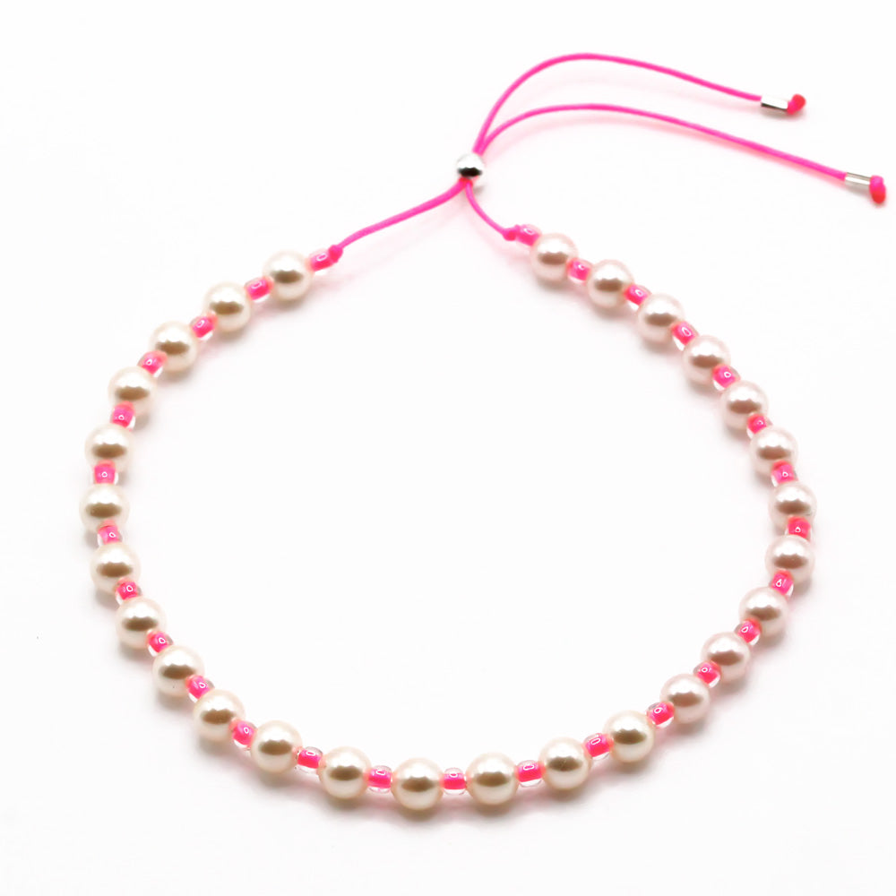 Handgemachtes Perlenarmband für Damen mit weißen Perlen und pinkem verstellbarem Band. - Perlenarmband Rebell in luminous pink, orange, blau, rosa oder goldgelb - Apricot/Orange, Blau, Gelb, Pink