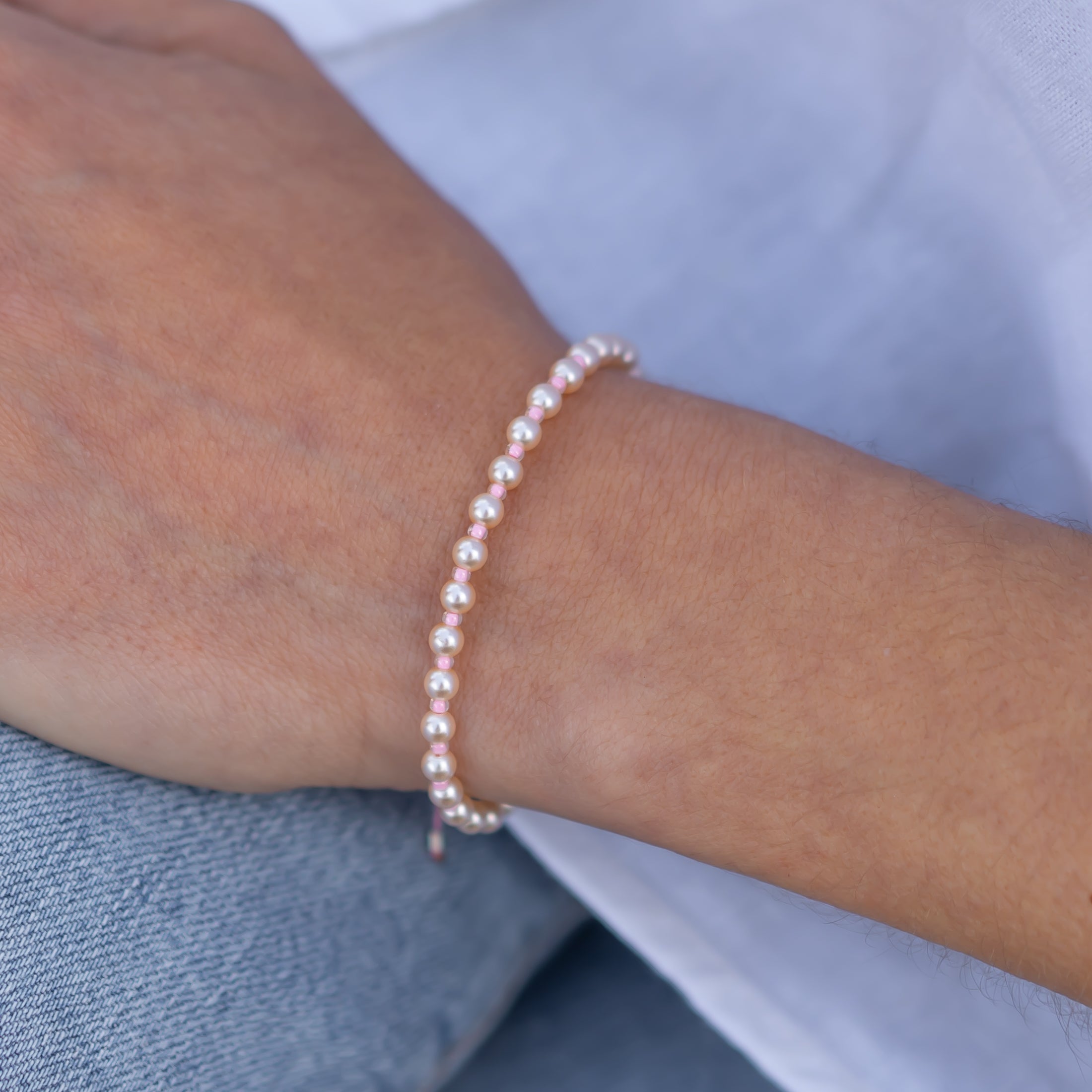 Handgemachtes Perlenarmband in zartem Pink aus recyceltem 14K Gold, elegant am Damenhandgelenk getragen. - Perlenarmband Rebell in luminous pink, orange, blau, rosa oder goldgelb - Apricot/Orange, Blau, Gelb, Pink