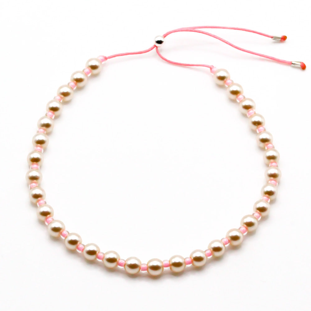 Handgemachtes Perlenarmband für Damen mit schimmernden weißen Perlen auf pinkem Zierband, verstellbar. - Perlenarmband Rebell in luminous pink, orange, blau, rosa oder goldgelb - Apricot/Orange, Blau, Gelb, Pink