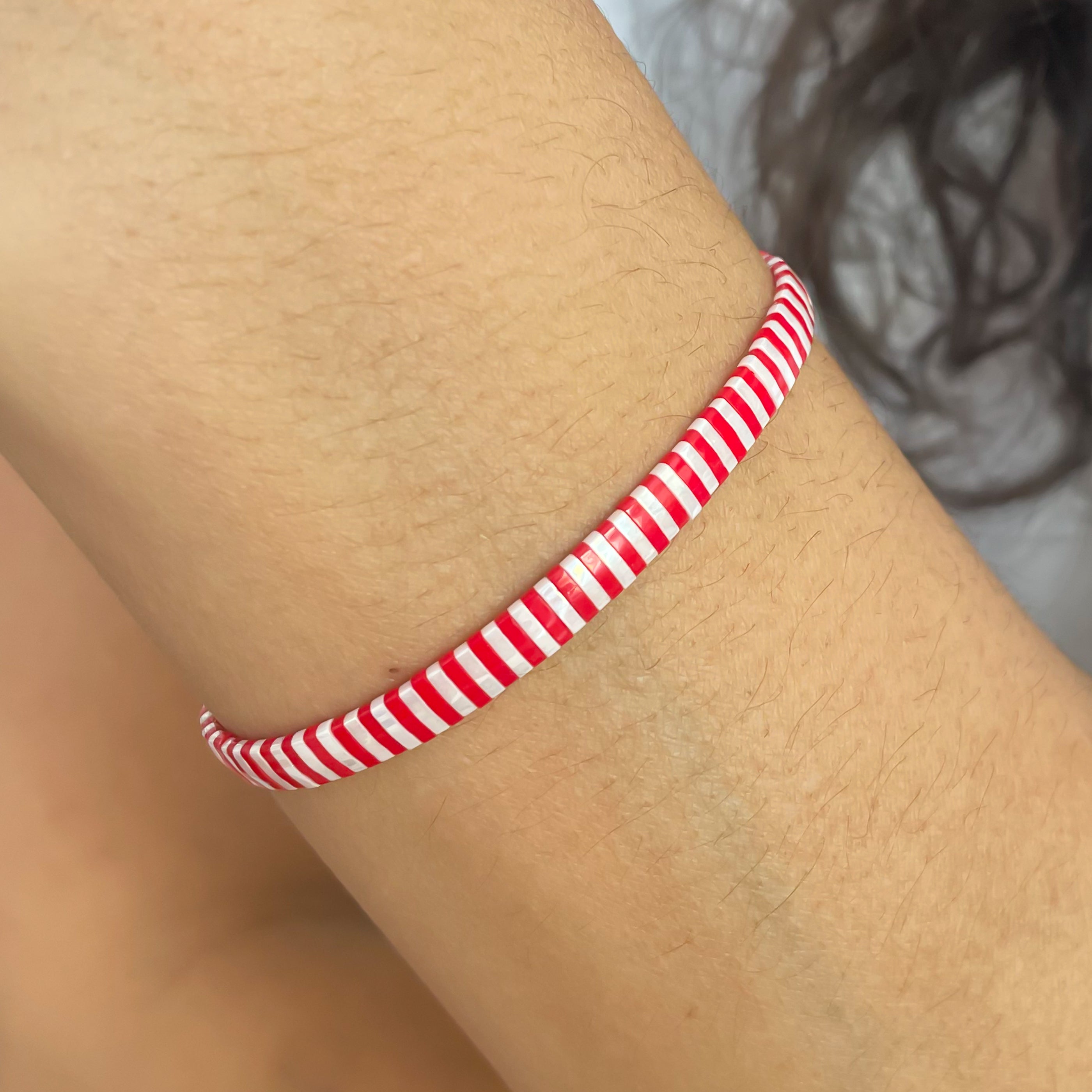 Perlenarmband mit rot weissen Perlen