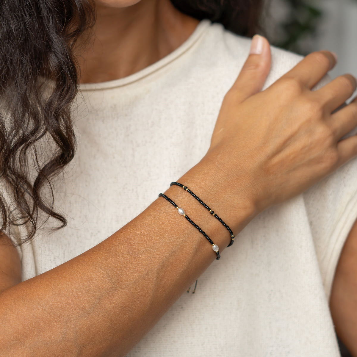 damen perlenarmband schwarz gold mit ellipsen perle