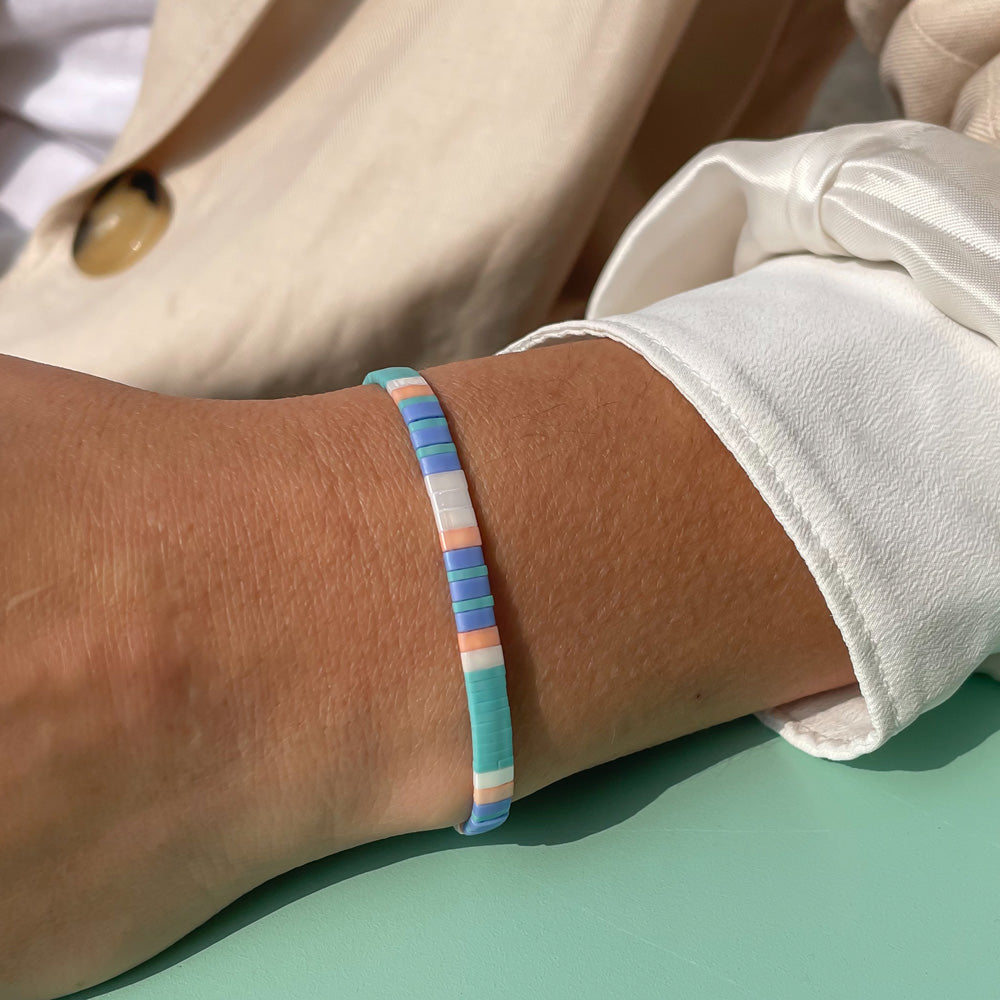 frühlings armband mit breiten perlen in türkis, blau und apricot