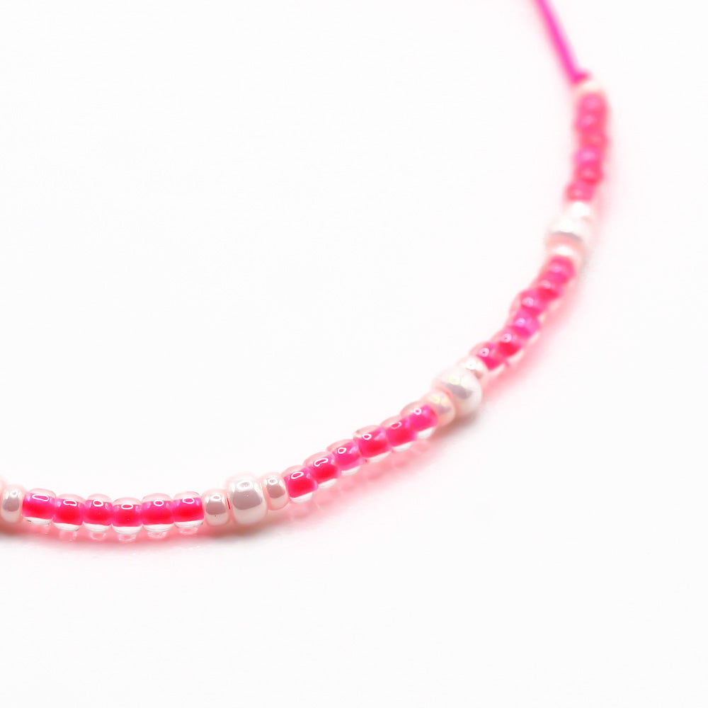Handgemachtes pinkes Perlenarmband für Damen mit kleinen rosa und silbernen Perlen, feine Schmuckdetailierung. - Sommer Perlenarmband Pink Pearl - Pink