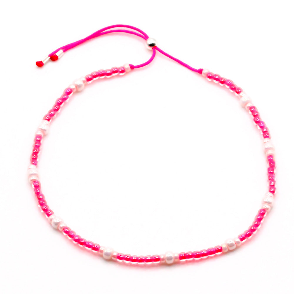 Handgemachtes pinkes Perlenarmband für Damen mit rosa und weißen Perlen auf verstellbarem pinkem Band. - Sommer Perlenarmband Pink Pearl - Pink