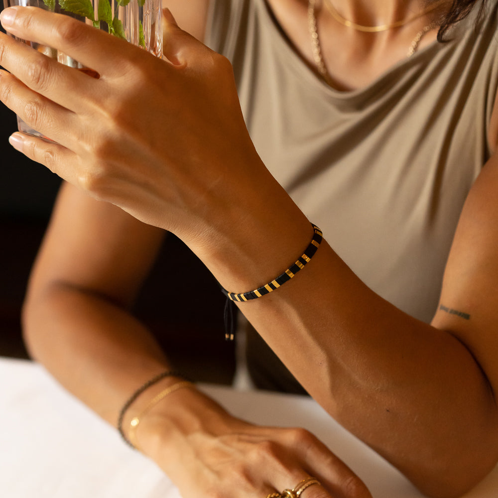 Perlenarmband-schwarz-gold