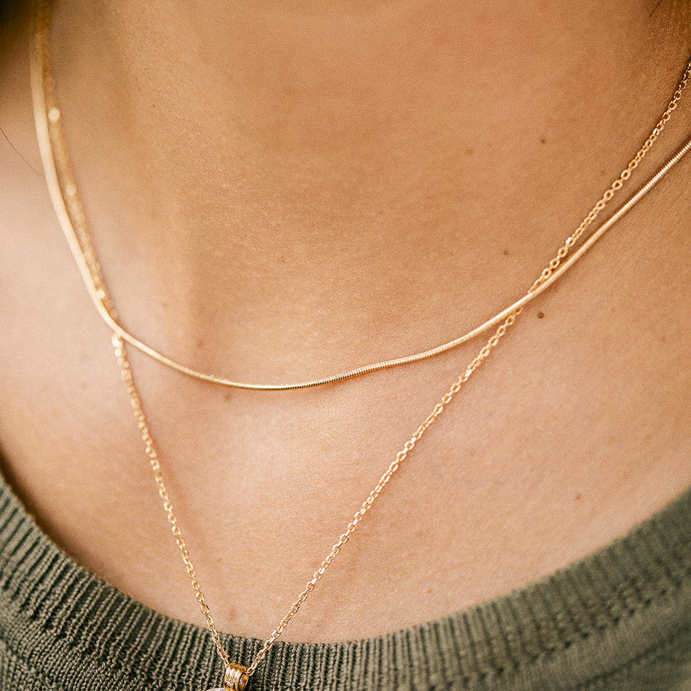 Handgemachte nachhaltige Halskette aus recyceltem Gold, doppelt geschichtet, eleganter Schmuck in warmem Goldton, getragen. - Halskette Sana