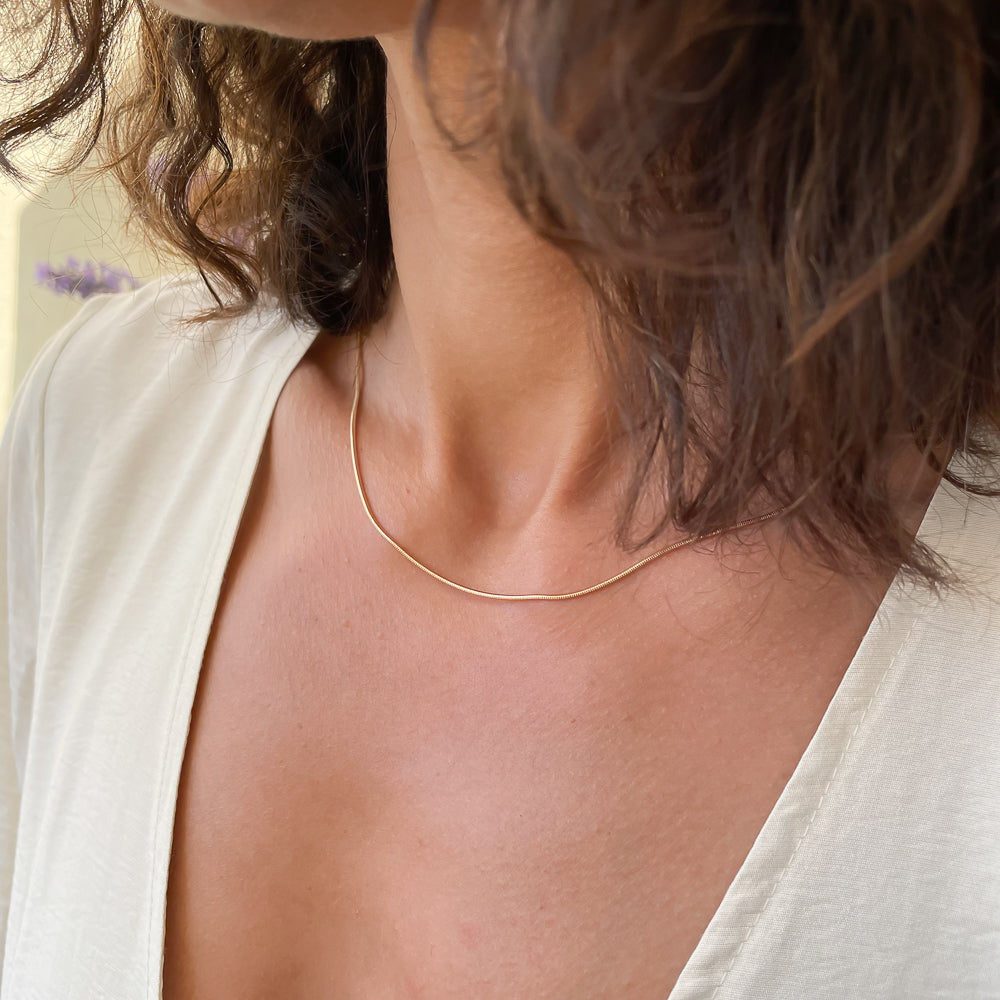 Handgemachte nachhaltige Halskette aus recyceltem Gold, zarte goldene Schmuckkette am Hals getragen. - Halskette Sana