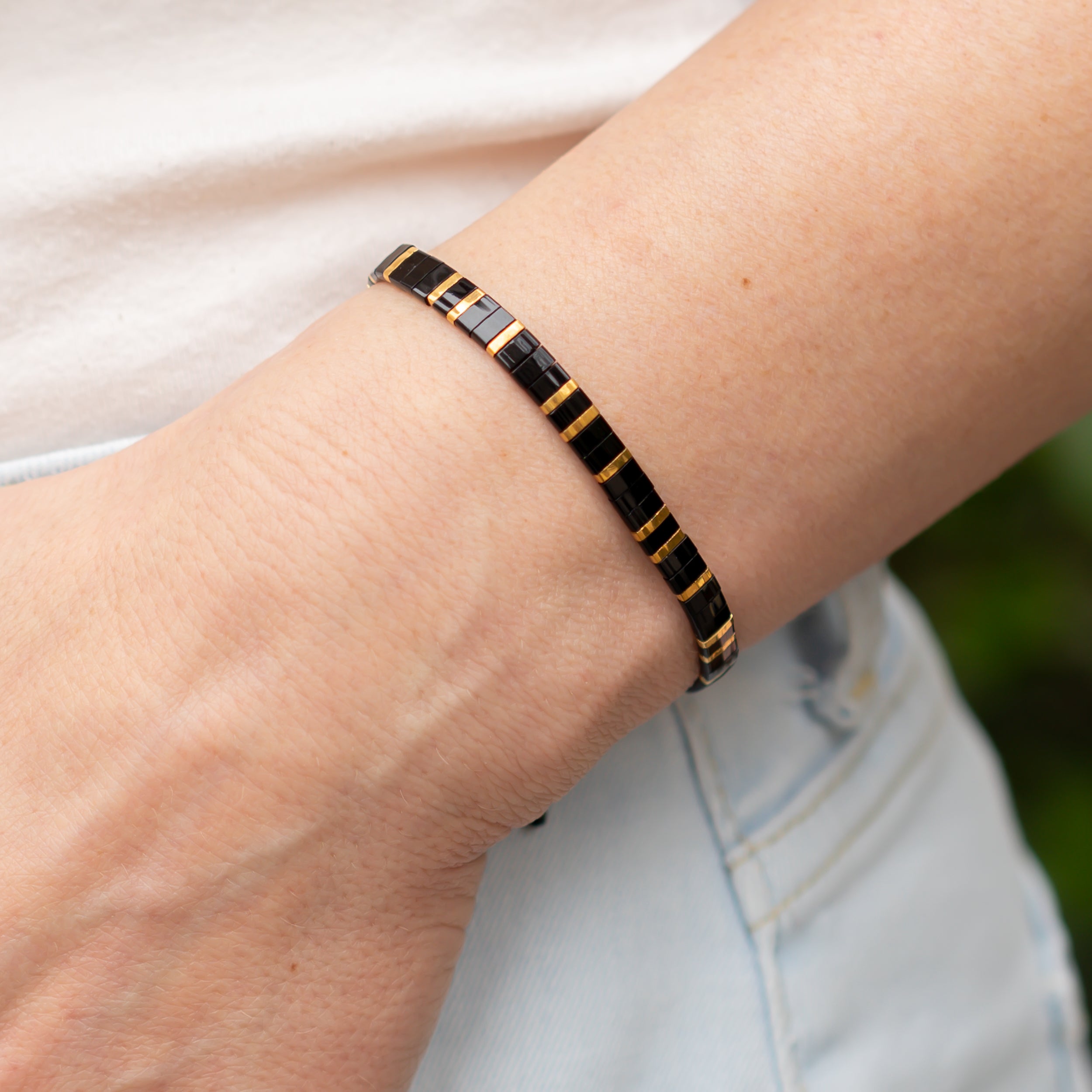 schwarzes perlenarmband für damen mit gold perlen
