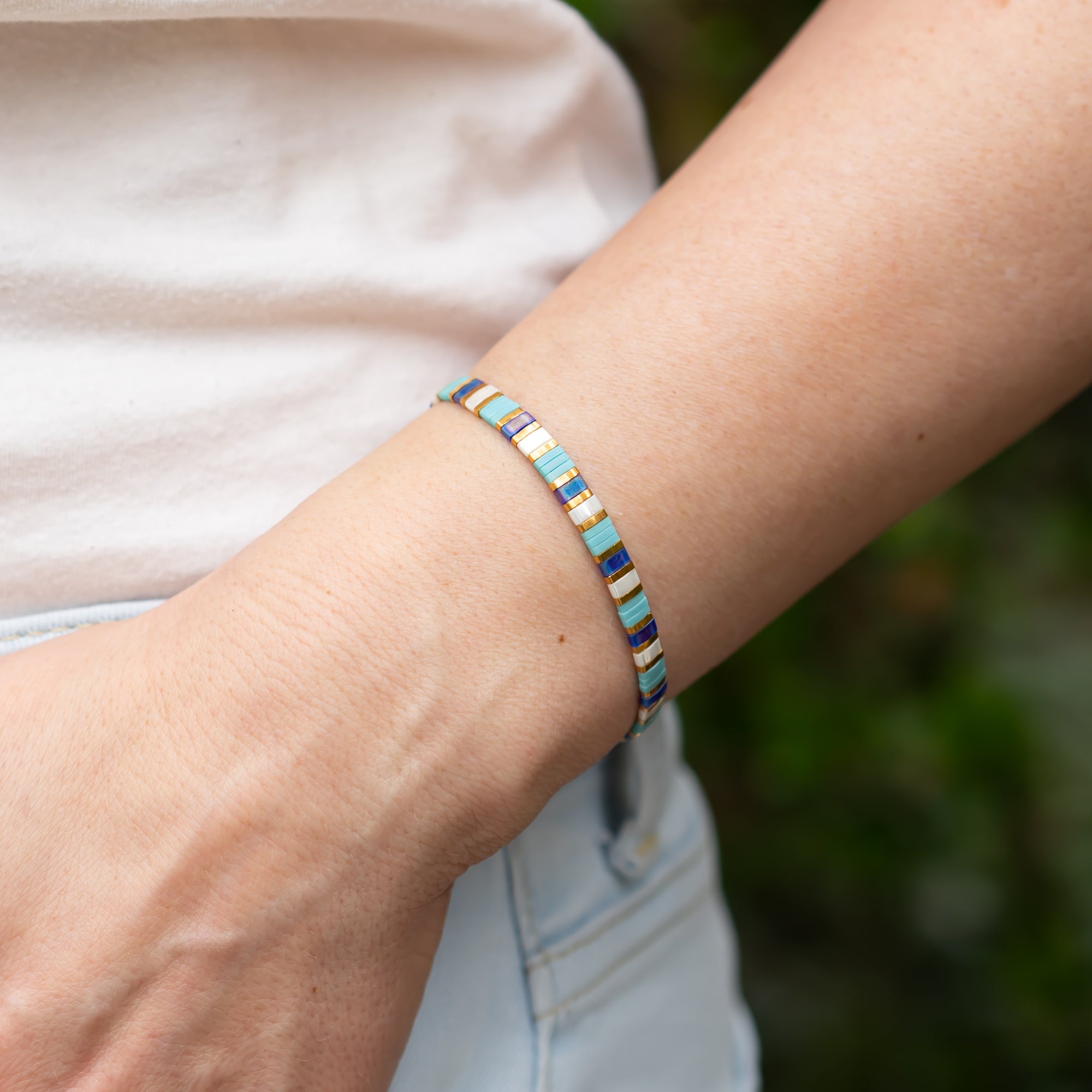 sommer armband damen aus perlen in türkis, blau und gold